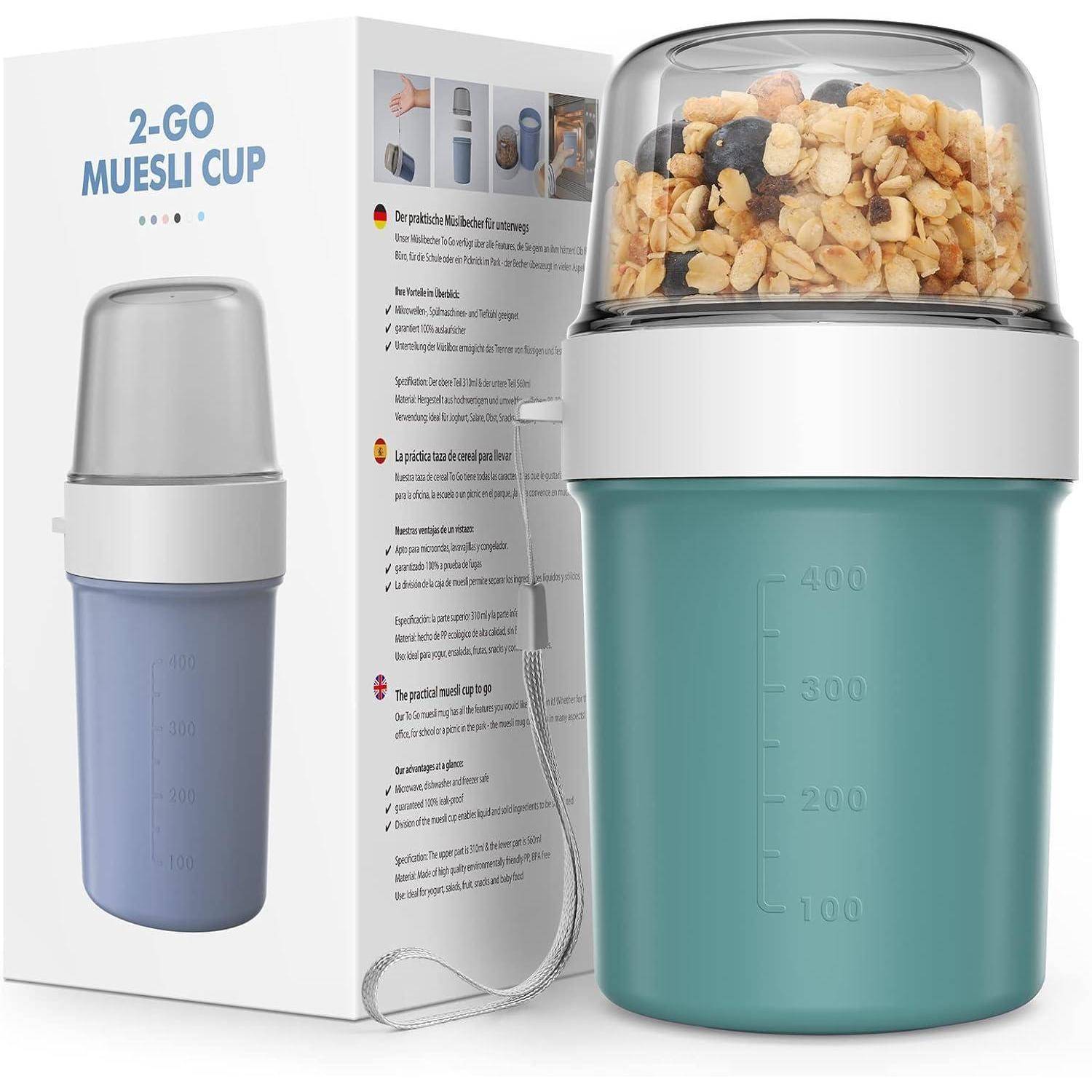 Müsli-Becher mit 400 ml Fassungsvermögen verfügt über einen transparenten Deckel, der mit Granola gefüllt ist. Die Verpackung unterstreicht die Benutzerfreundlichkeit für unterwegs.