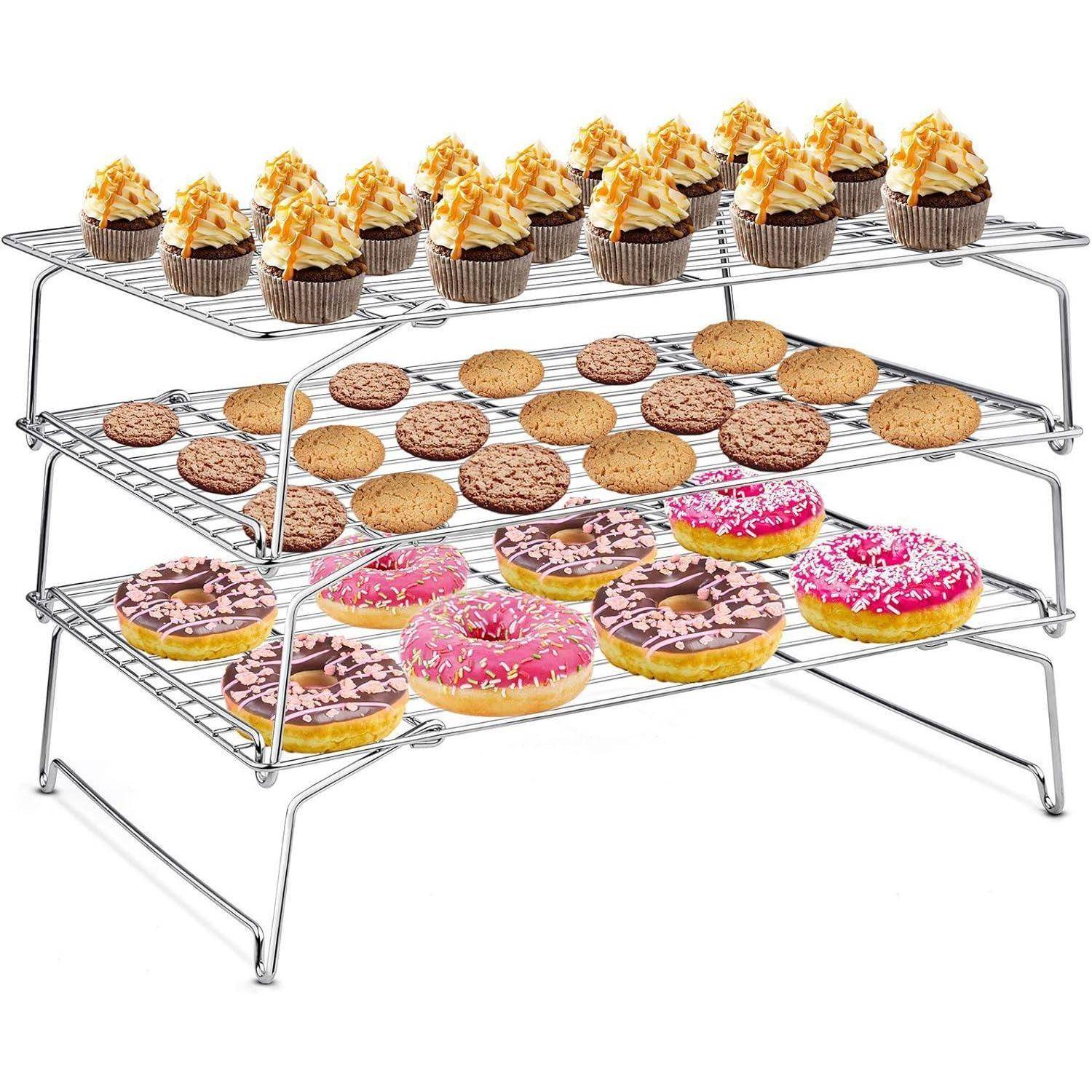 Ein dreistufiges Kuchenständer mit glasierten Cupcakes auf der obersten Ebene, verschiedenen Keksen auf der mittleren Ebene und verzierten Donuts auf der untersten Ebene.