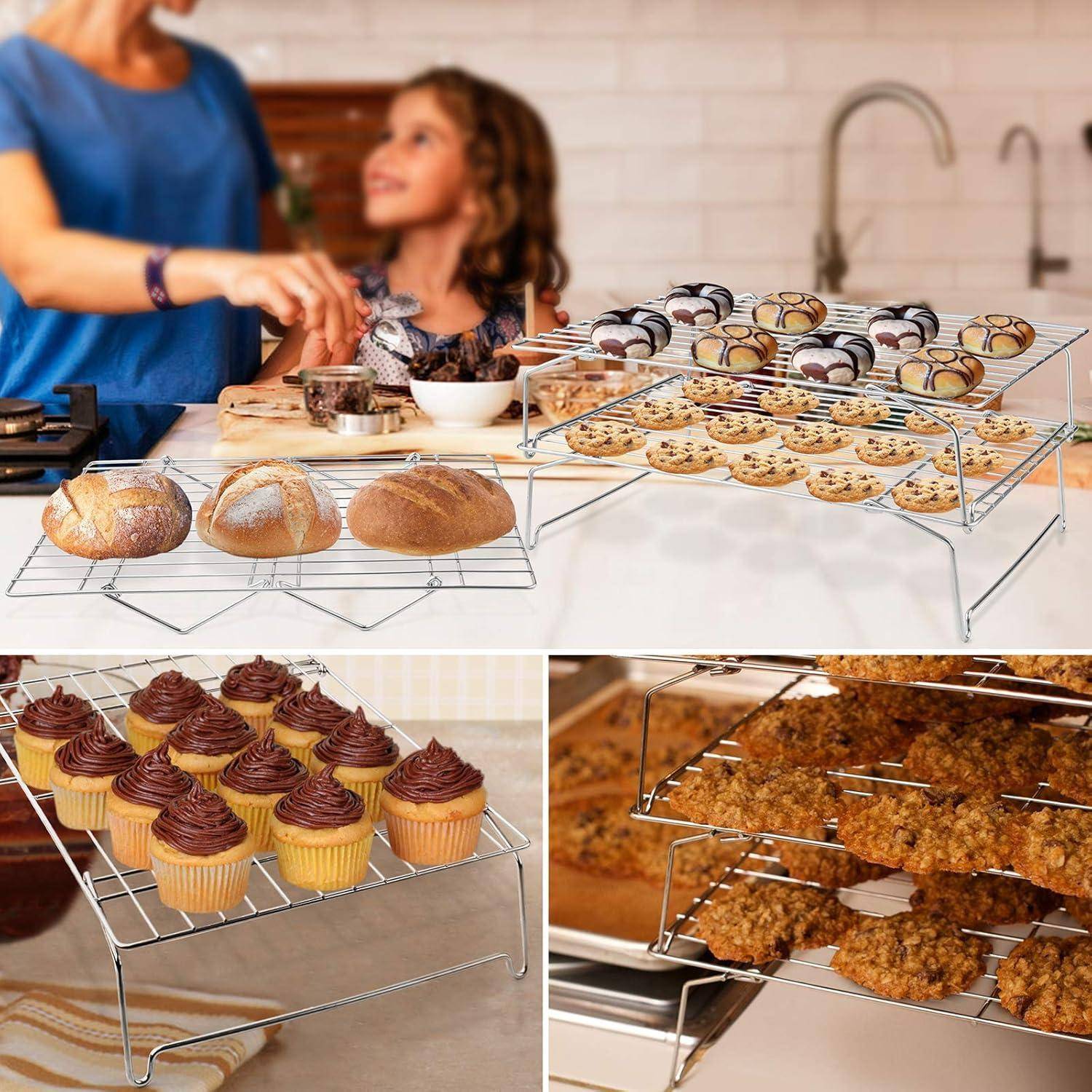Eine Frau und ein Mädchen backen gemeinsam, umgeben von Abkühlgestellen mit verschiedenen Backwaren, darunter Kekse, Muffins und Brot.