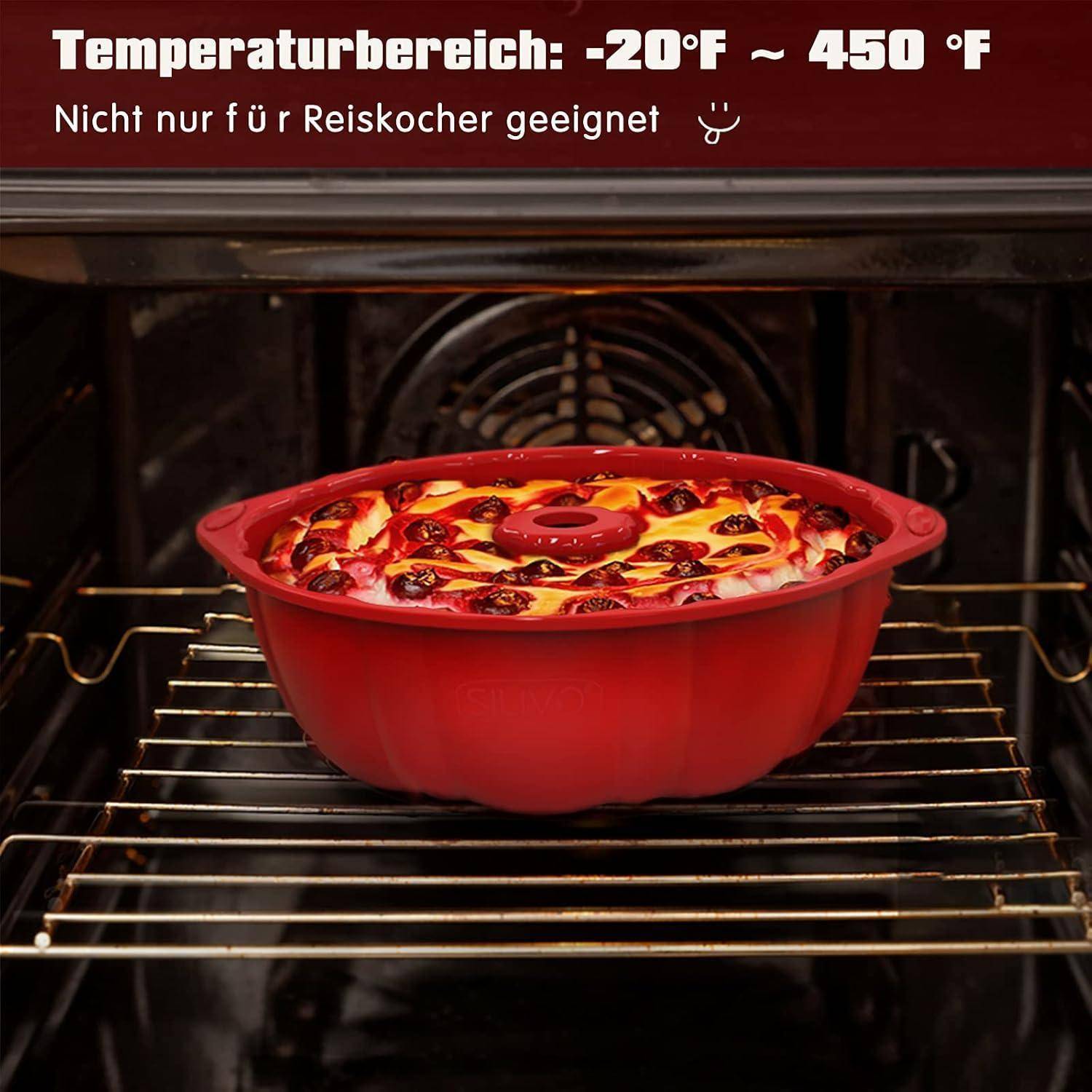 Ein rotes Silikonbackform mit einem Kuchen, der in einem Ofen platziert ist. Text oben liest: 'Temperaturbereich: -20°F ~ 450°F', und 'Nicht nur für Reiskocher geeignet'.