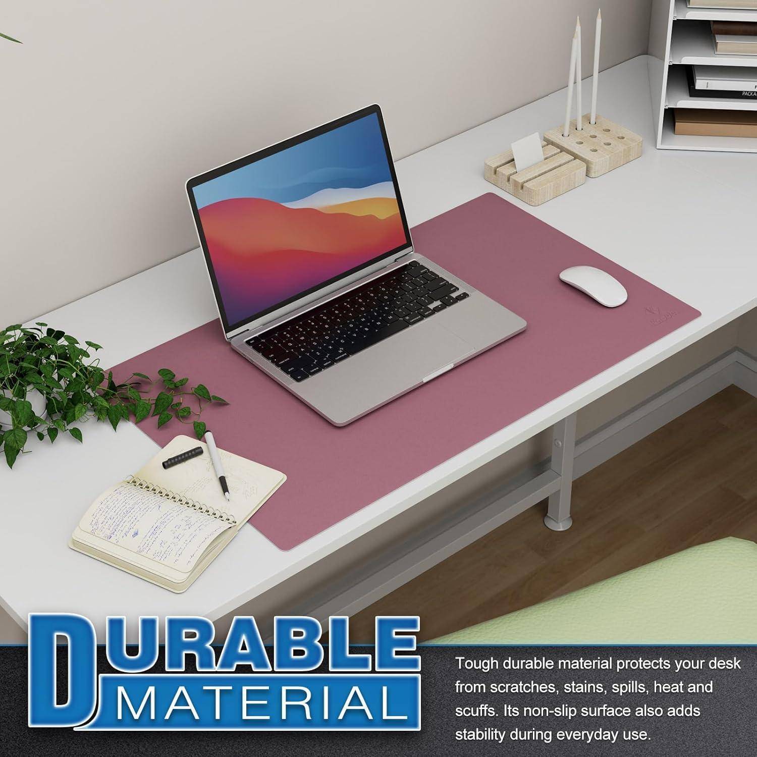 Arbeitsschreibtisch mit einem Laptop auf einer braunen Matte, einem Notizbuch mit einem Stift daneben, einer Topfpflanze und Regalen. Text lautet: „Strapazierfähiges Material