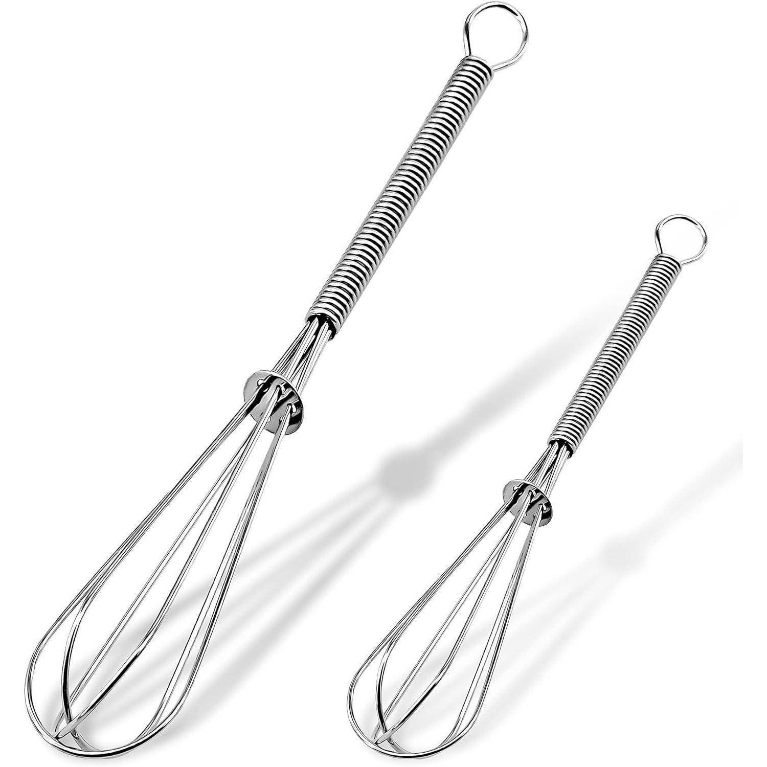 Zwei Schneebesen aus Metall mit unterschiedlichen Größen und Spiralgriffen. Der größere Schneebesen befindet sich links, der kleinere rechts.
