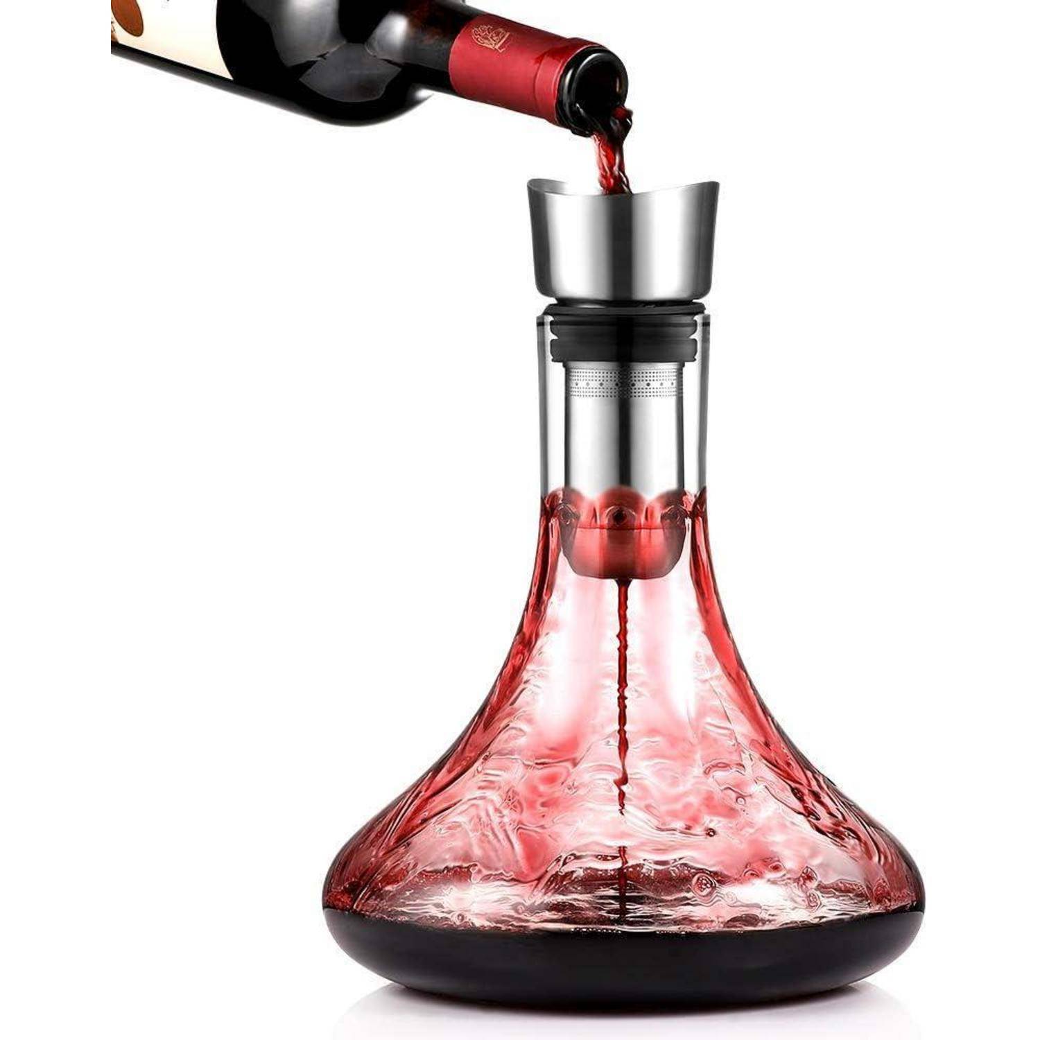 Eine Weinflasche gießt Rotwein durch einen Belüfter in einen klaren Weinkaraffe. Der Wein fließt sanft in die Karaffe.