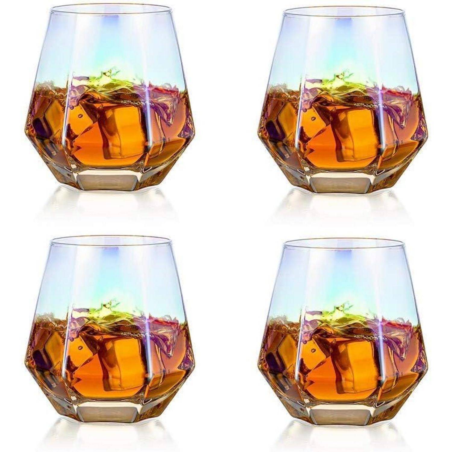 Vier facettierte Gläser, gefüllt mit bernsteinfarbener Flüssigkeit, in einem 2x2 Raster angeordnet. Jedes Glas reflektiert das Licht und hebt die Farbe der Flüssigkeit hervor.