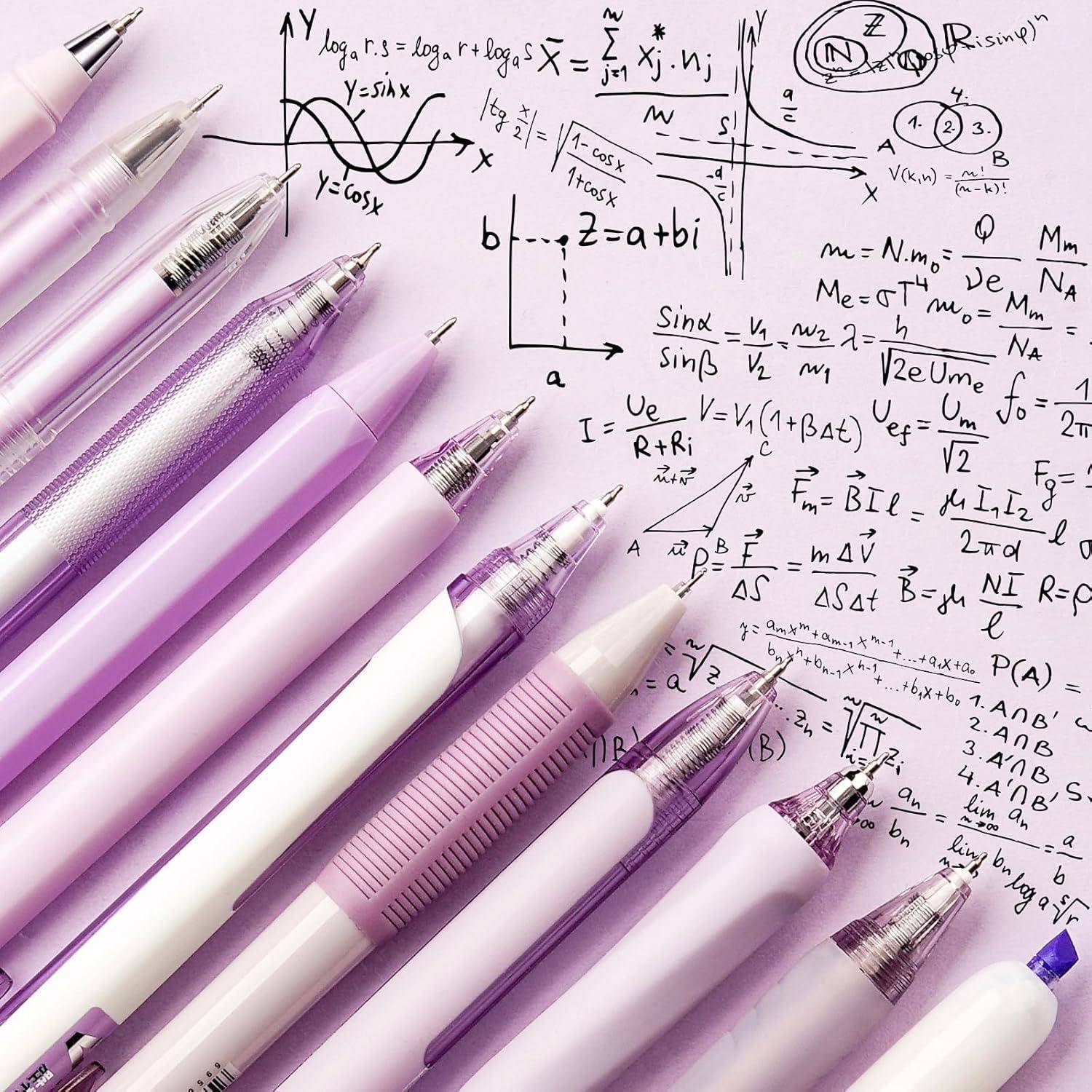 Eine Sammlung pinkfarbener mechanischer Bleistifte auf einer violetten Oberfläche mit komplexen mathematischen Gleichungen und Graphen im Hintergrund.