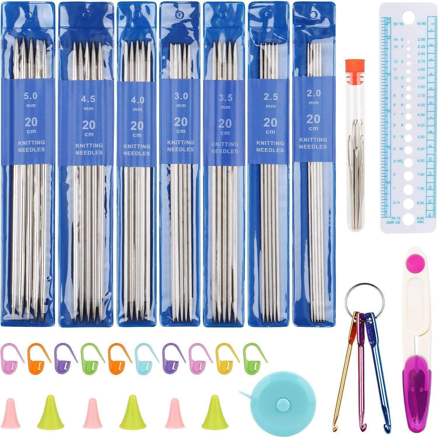 Stricknadel-Set mit sechs verschiedenen Größen in blauen Verpackungen, Maschenmarkierern, Nadelmaß und verschiedenen Strickzubehörteilen präsentiert.