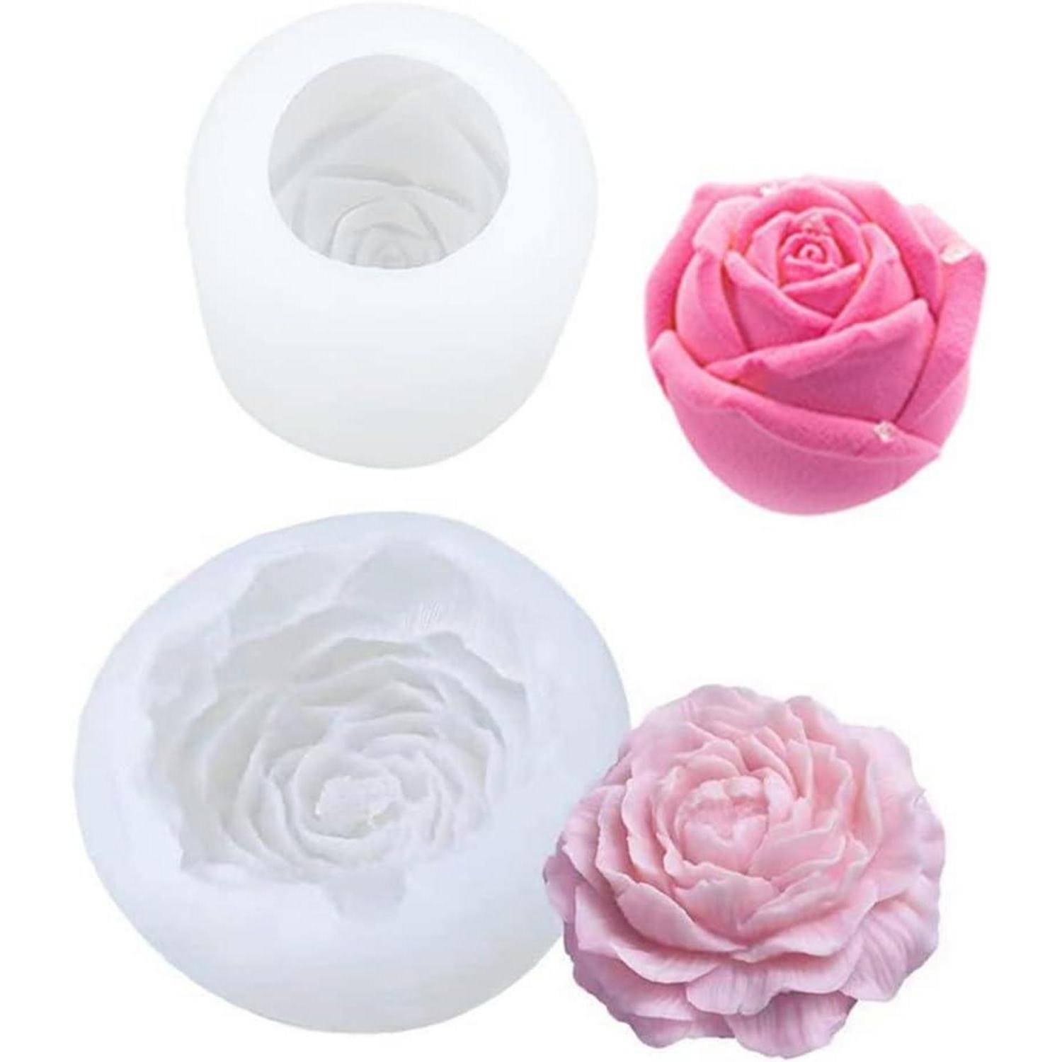 Silikonform in Rosenform mit einem rosa rosenförmigen Tortendekoration, der aus der Form gegossen wurde.