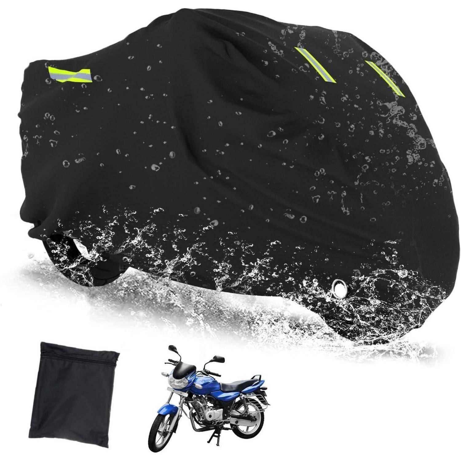 Ein Motorrad, das mit einer schwarzen wasserdichten Abdeckung mit reflektierenden Streifen versehen ist. In der Nähe befindet sich das gleiche Motorrad unbedeckt und zeigt ein blaues Design.