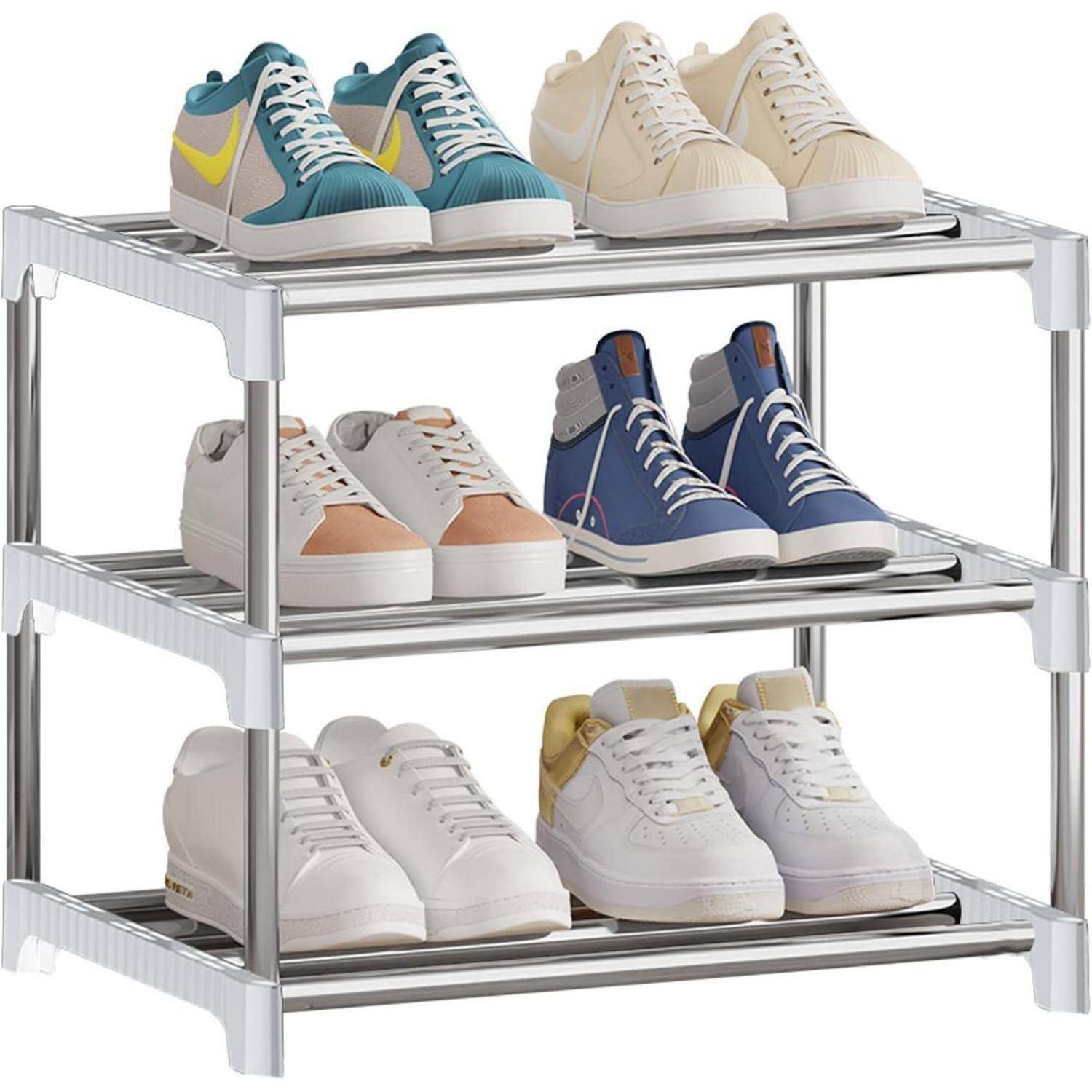 Dreistufiges Schuhregal mit sechs Paaren Sneakern in verschiedenen Farben und Designs, sorgfältig angeordnet.