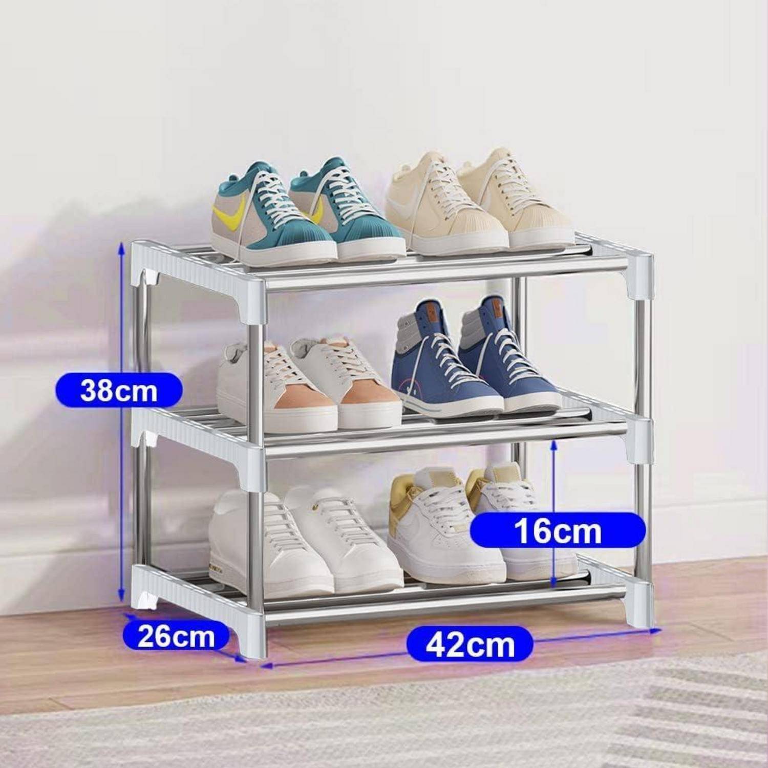 Dreistöckiges Metallschuhregal mit je drei Paaren Schuhen pro Ablage. Abmessungen: 38 cm Höhe, 42 cm Breite, 26 cm Tiefe und 16 cm Regalabstand.