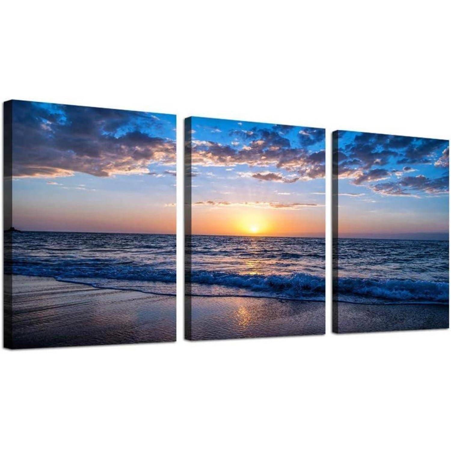 Ein Triptychon mit einem friedvollen Ozeansonnenuntergang: eine orangefarbene Sonne, ruhige Wellen und Wolken. Der Horizont teilt Himmel und Meer gleichmäßig über drei Bildtafeln.