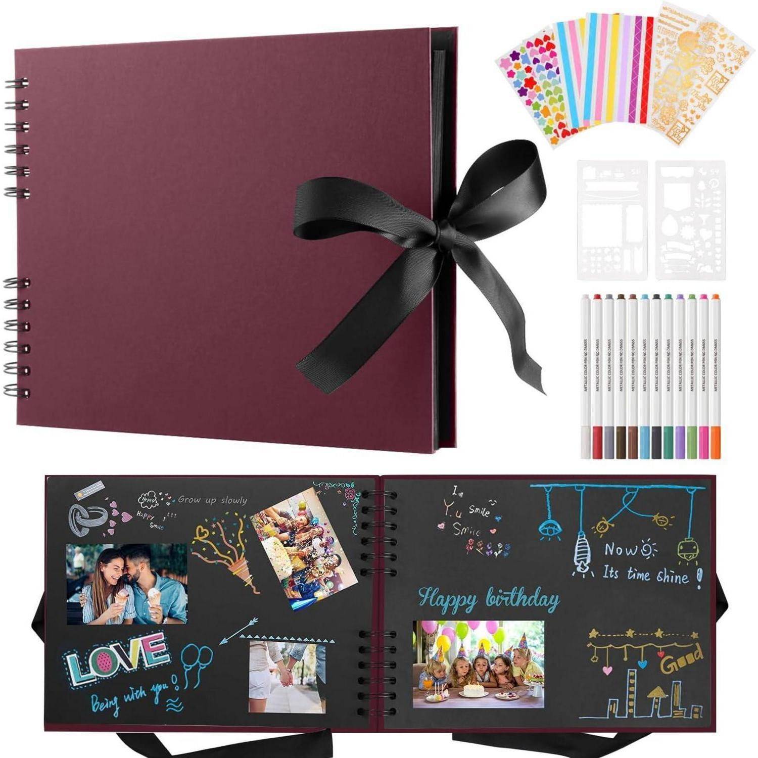 Ein Scrapbooking-Set mit einem aufgeschlagenen Buch, das personalisierte Seiten, Fotos und Dekorationen zeigt, umgeben von Markern, Schablonen und Stickern.