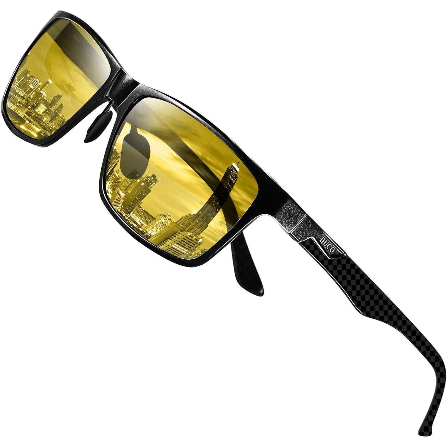 Schwarze Sonnenbrille mit gelbtönigen Gläsern, die eine Reflexion einer Stadtsilhouette mit mehreren Wolkenkratzern zeigt.