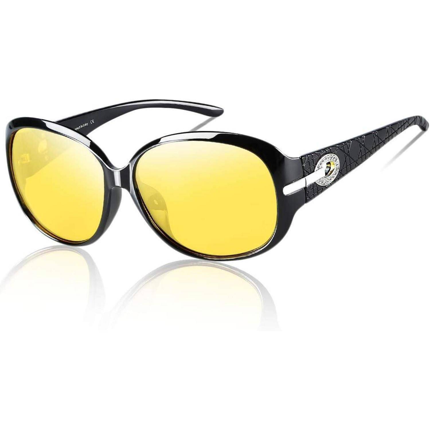 Große, schwarzgerahmte Sonnenbrille mit gelben Gläsern und dekorativem Emblem an der Seite.