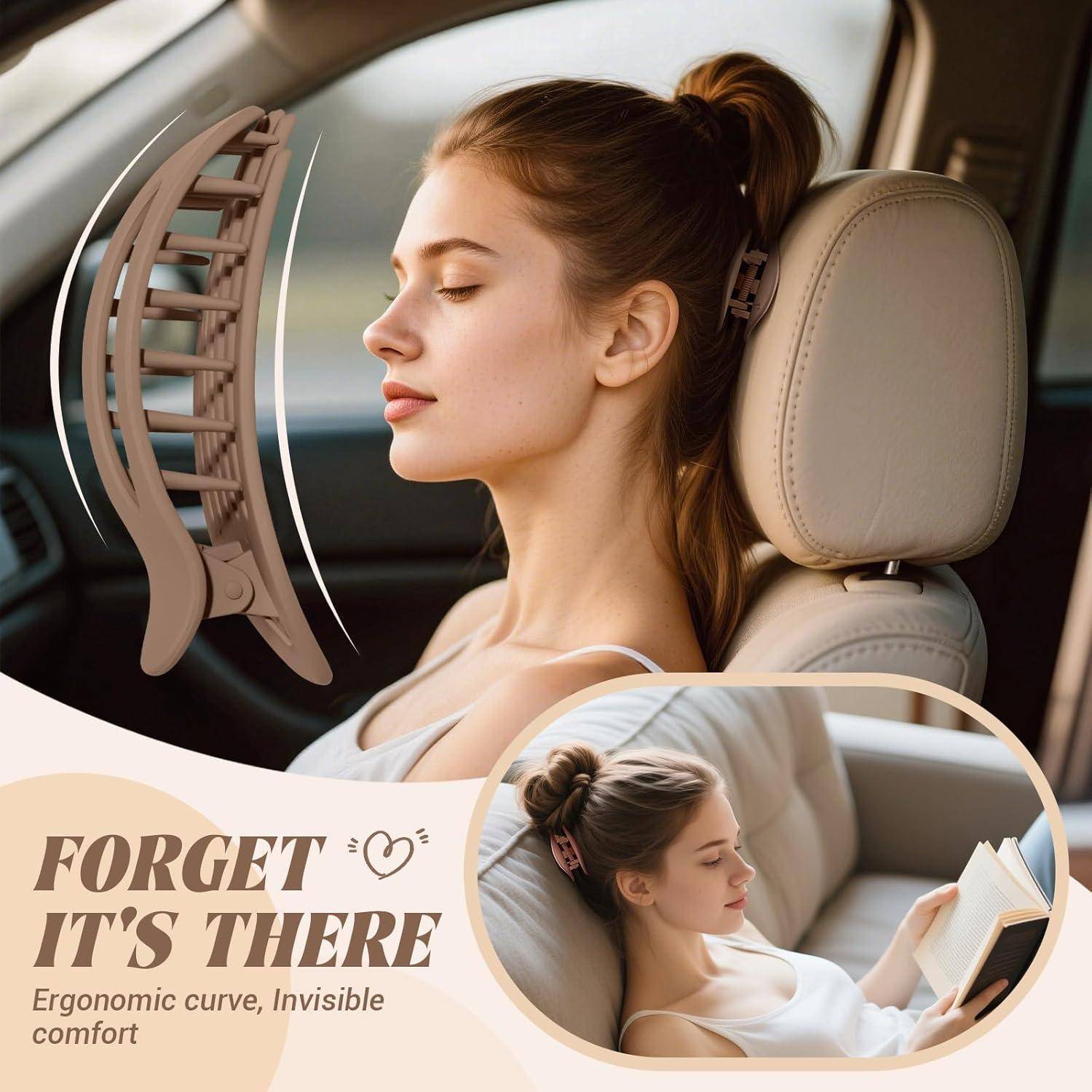 Eine Frau, die auf einem Autositz sitzt, entspannt sich mit geschlossenen Augen und demonstriert die ergonomische Bequemlichkeit der Haarspange. Die Einblendung zeigt sie beim Lesen.