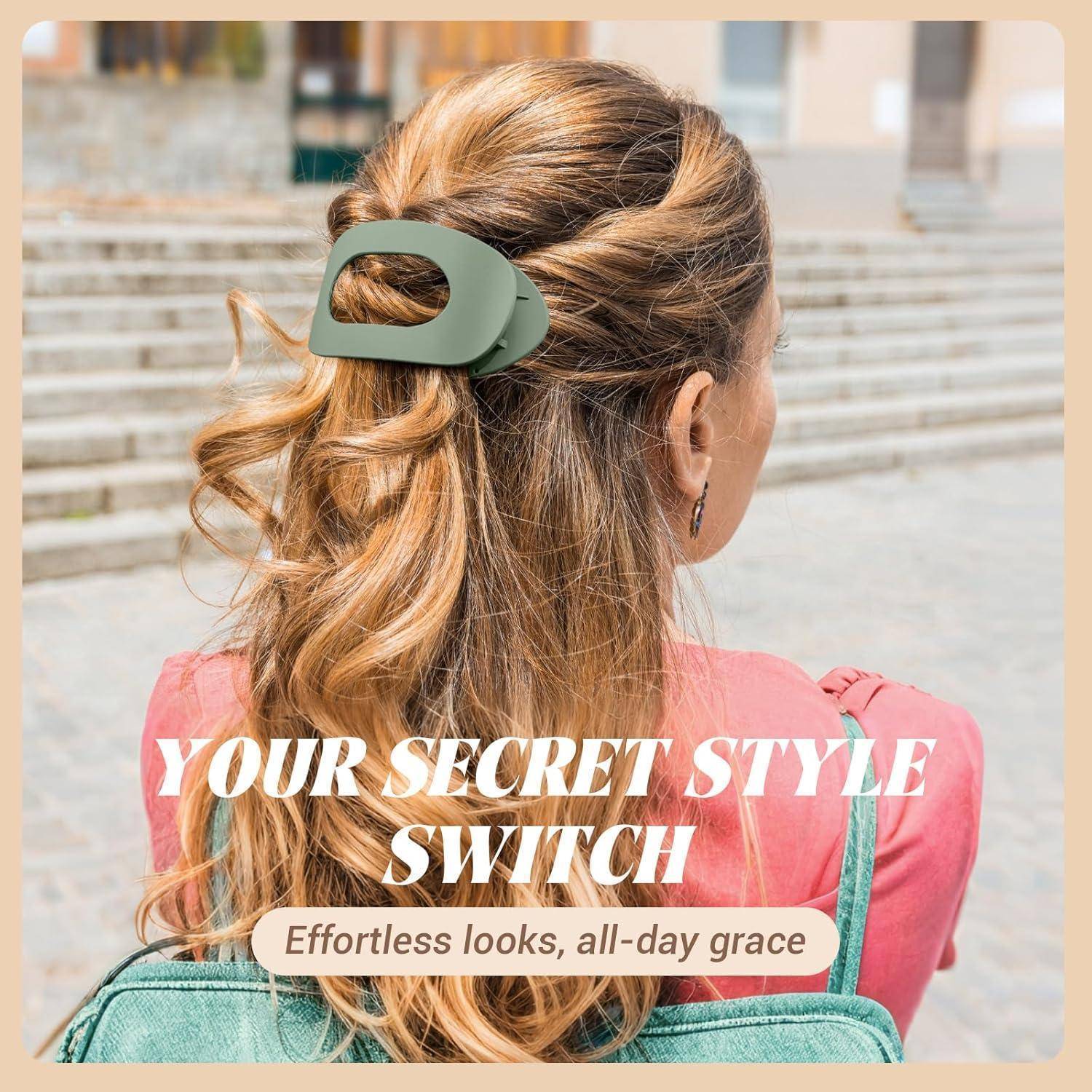 Eine Frau mit langen Haaren ist von hinten zu sehen, ihre Haare in lockeren Wellen frisiert und mit einer großen Haarspange gesichert. Darüber eingeblendeter Text lautet: ‚Ihr geheimer Styling-Wechsel - Mühelos schick, Anmut den ganzen Tag.