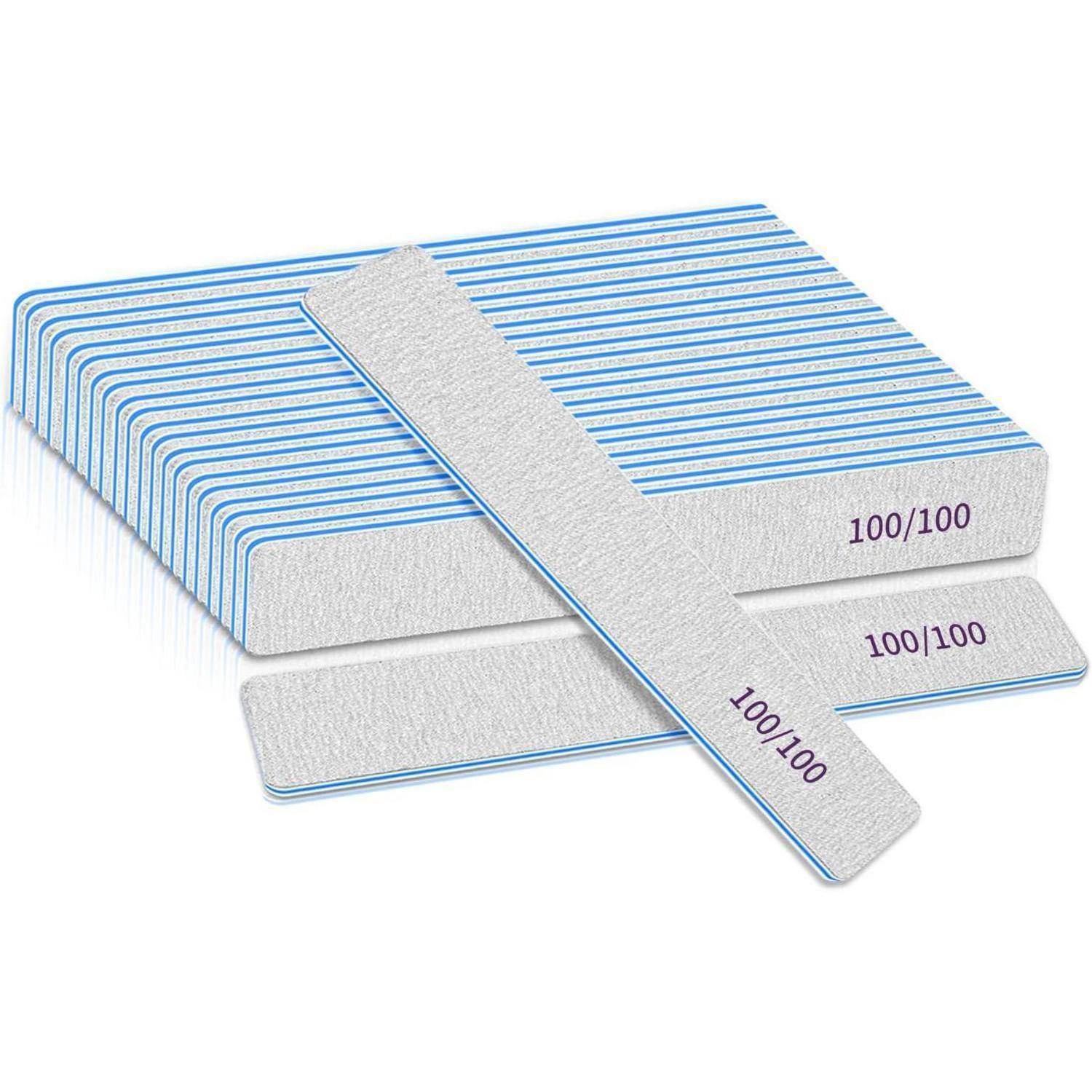 Ein Stapel rechteckiger Nagelfeilen mit der Körnung '100/100', versehen mit blauen Kanten, in überlappender Anordnung.