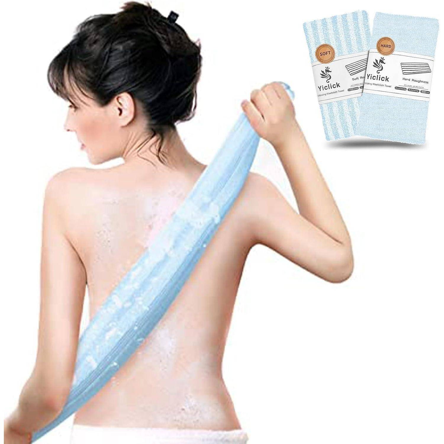 Eine Frau verwendet ein blaues Peeling-Handtuch an ihrem Rücken, wobei zwei gefaltete Handtücher in einer Verpackung mit der Aufschrift 