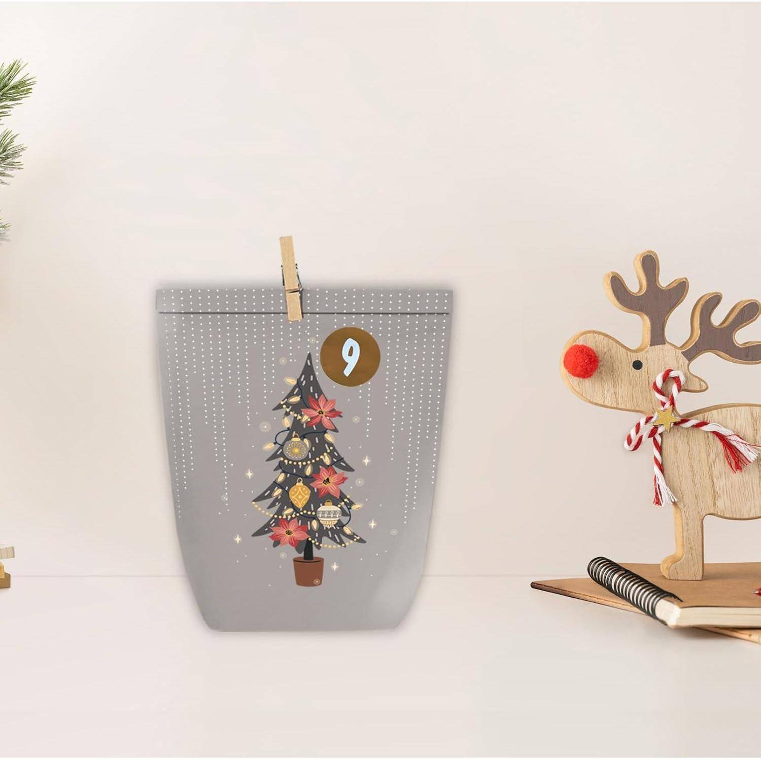 Adventskalender mit einem dekorativen Weihnachtsbaum an einem mit '9' markierten Tag neben einer Holzren-Dekoration auf weißem Hintergrund.