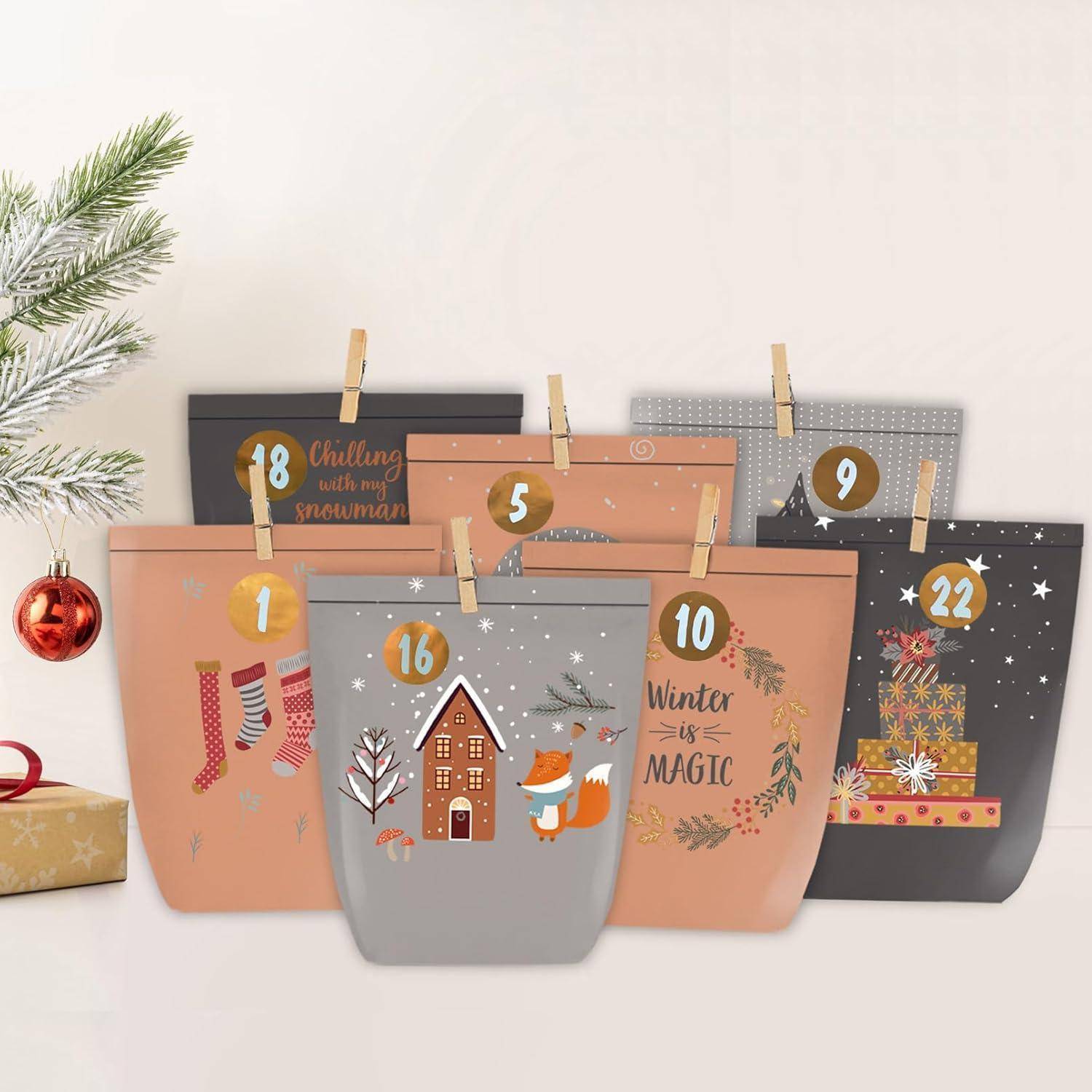 Adventskalender mit festlichen Designs auf Tüten, nummeriert von 5 bis 25, inklusive weihnachtlicher Motive wie Strümpfe, Geschenke und einen Schneemann.