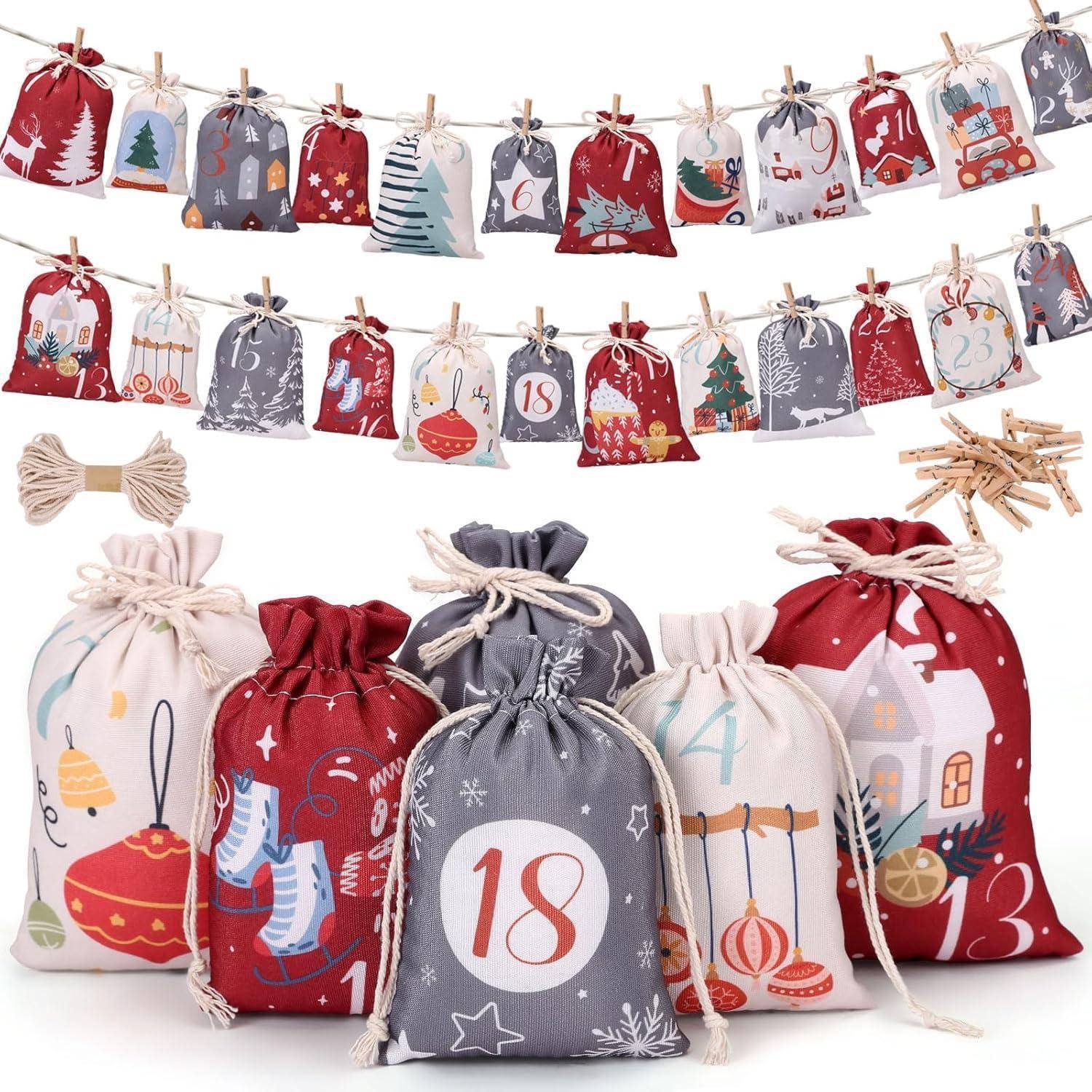 Adventskalender-Set mit 24 bunten, nummerierten Säckchen an einem Seil, verziert mit weihnachtlichen Motiven und kleinen Holzklammern.