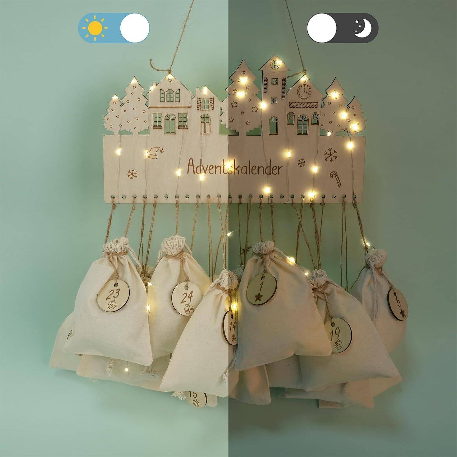 Adventskalender mit 24 hängenden Beuteln, die jeweils mit einer Zahl für einen Advents-Countdown versehen sind. Das Design umfasst Lichterketten und ein Tag-Nacht-Symbol.