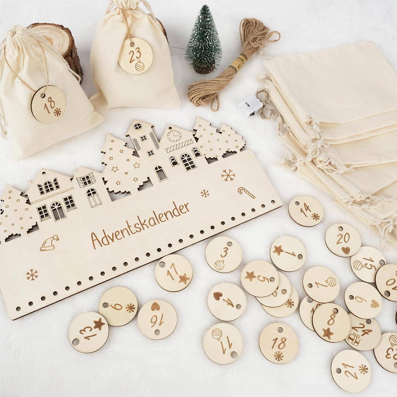 Adventskalender-Set mit nummerierten Holzmarken, kleinen Beuteln und einer Holzdorf-Szene zum Herunterzählen. Enthält dekorative Akzente.