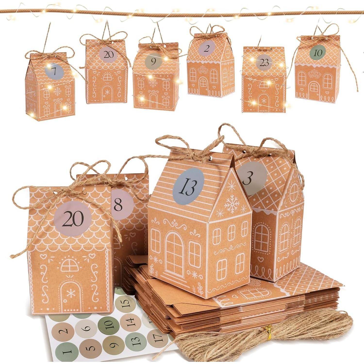 Adventskalender mit Lebkuchenhaus-Designs; nummerierte Papierschachteln, die an einem Seil hängen, Materialien zur Zusammenstellung sind unten gezeigt.