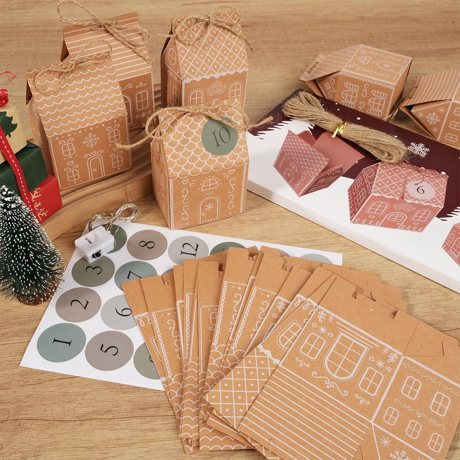 Mehrere kleine, geschmückte Papphäuser sind auf einem Tisch angeordnet. Jedes Haus ist für einen Adventskalender nummeriert.