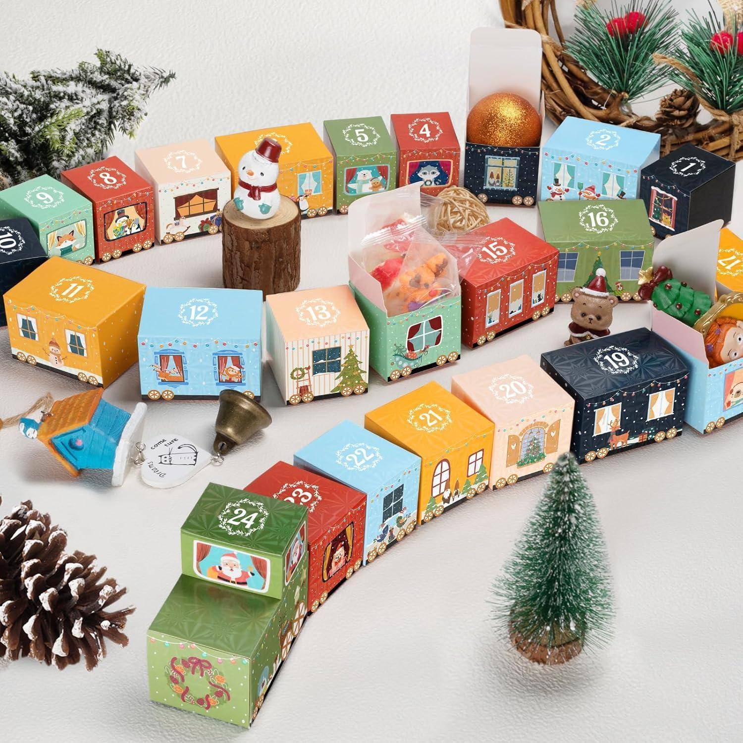 Adventskalender mit festlichen Boxen, von 1 bis 24 nummeriert, in einem Bogen angeordnet. Einige Boxen enthalten weihnachtlich gestaltete Artikel wie Christbaumschmuck und Leckereien.