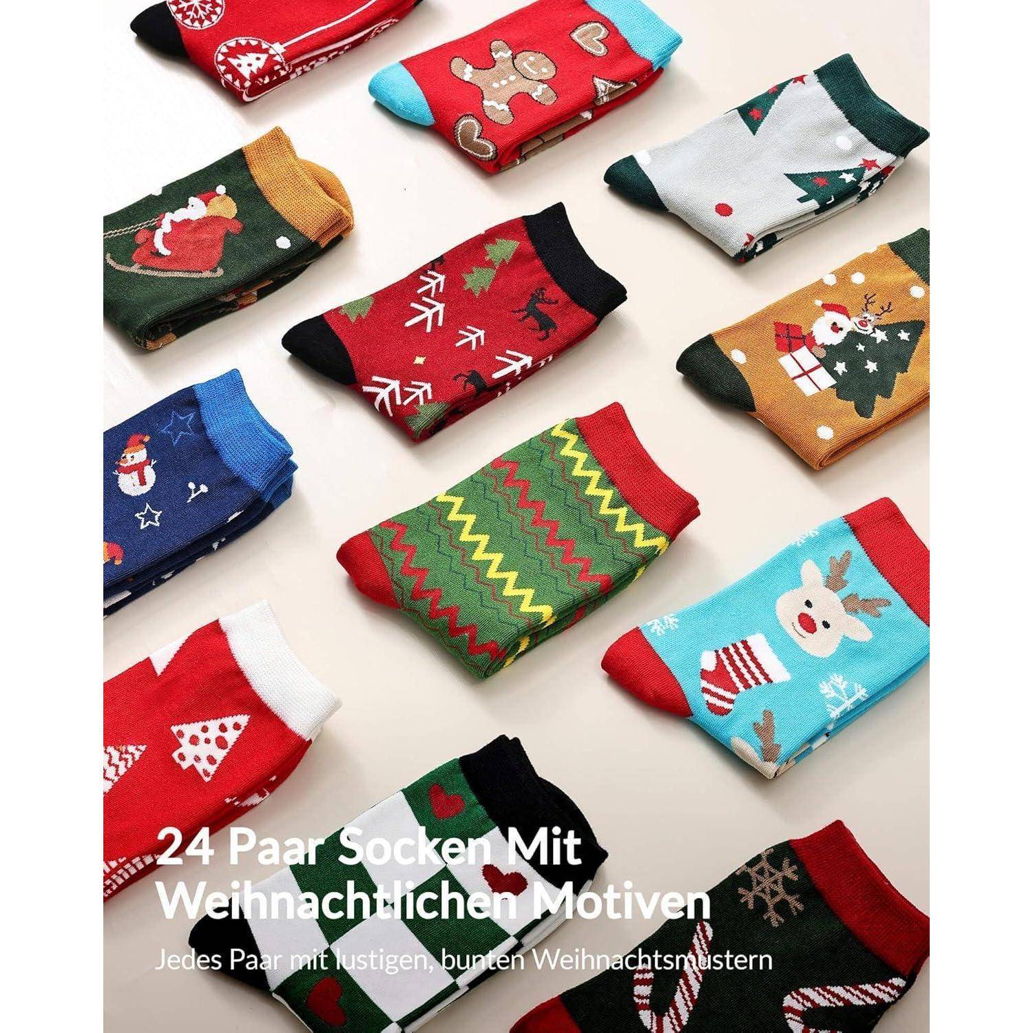 Zwölf Paar bunte Socken mit verschiedenen Weihnachtsdesigns, wie Rentiere und Schneeflocken, auf einer hellen Oberfläche angeordnet.