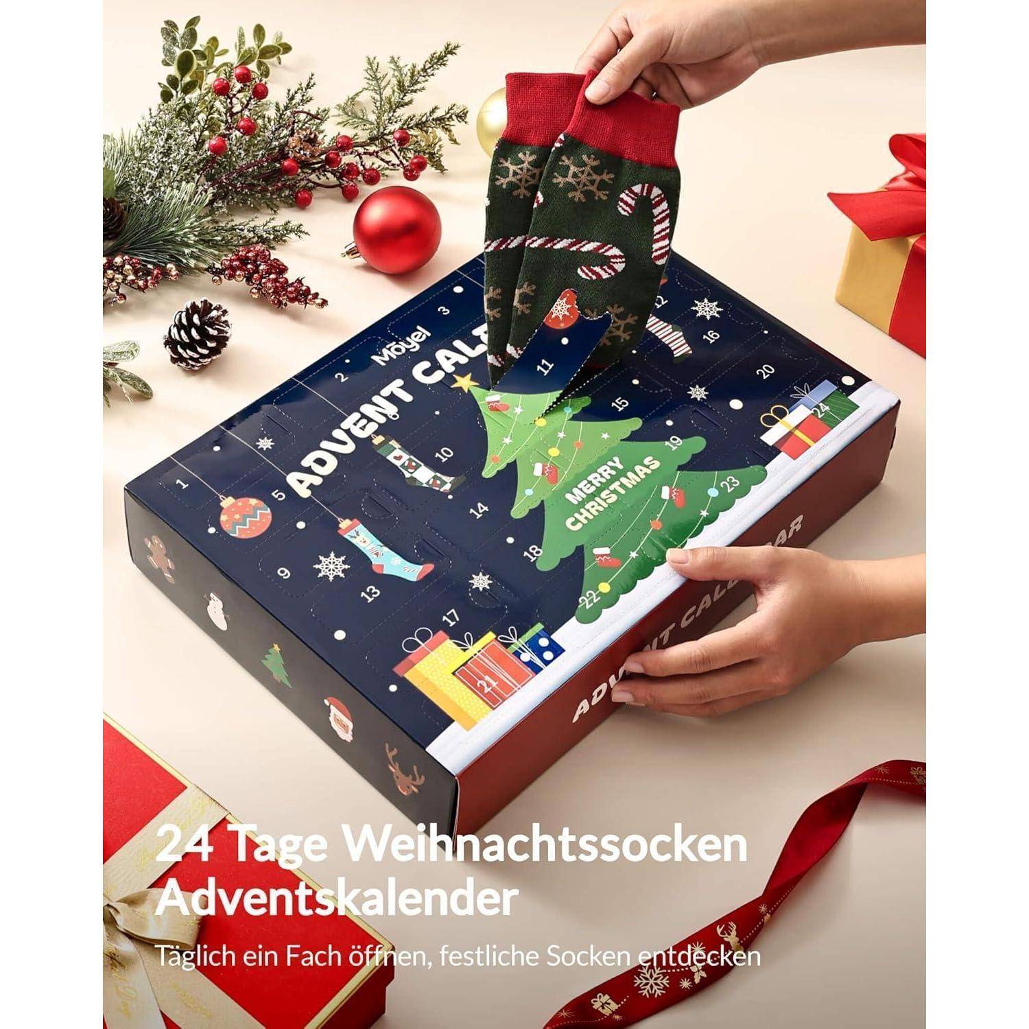Ein Mensch legt eine Socke in eine weihnachtlich gestaltete Adventskalender-Box. Der Text lautet '24 Tage Weihnachtssocken Adventskalender'.