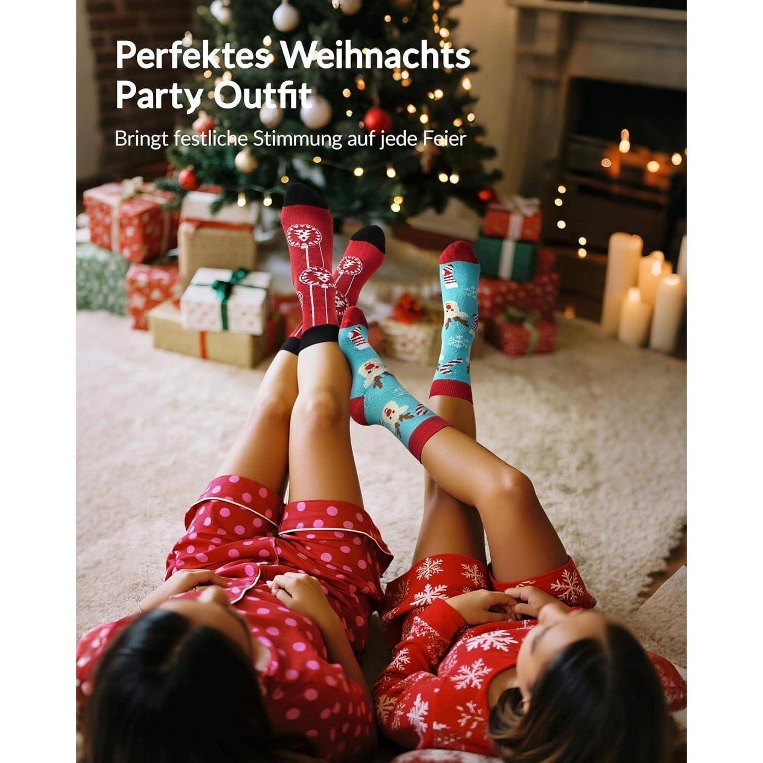 Zwei Personen in festlicher Weihnachtskleidung entspannen neben einem Weihnachtsbaum, umgeben von Geschenken und einem brennenden Kamin. Text auf Deutsch erwähnt ein perfektes Outfit für eine Weihnachtsfeier.