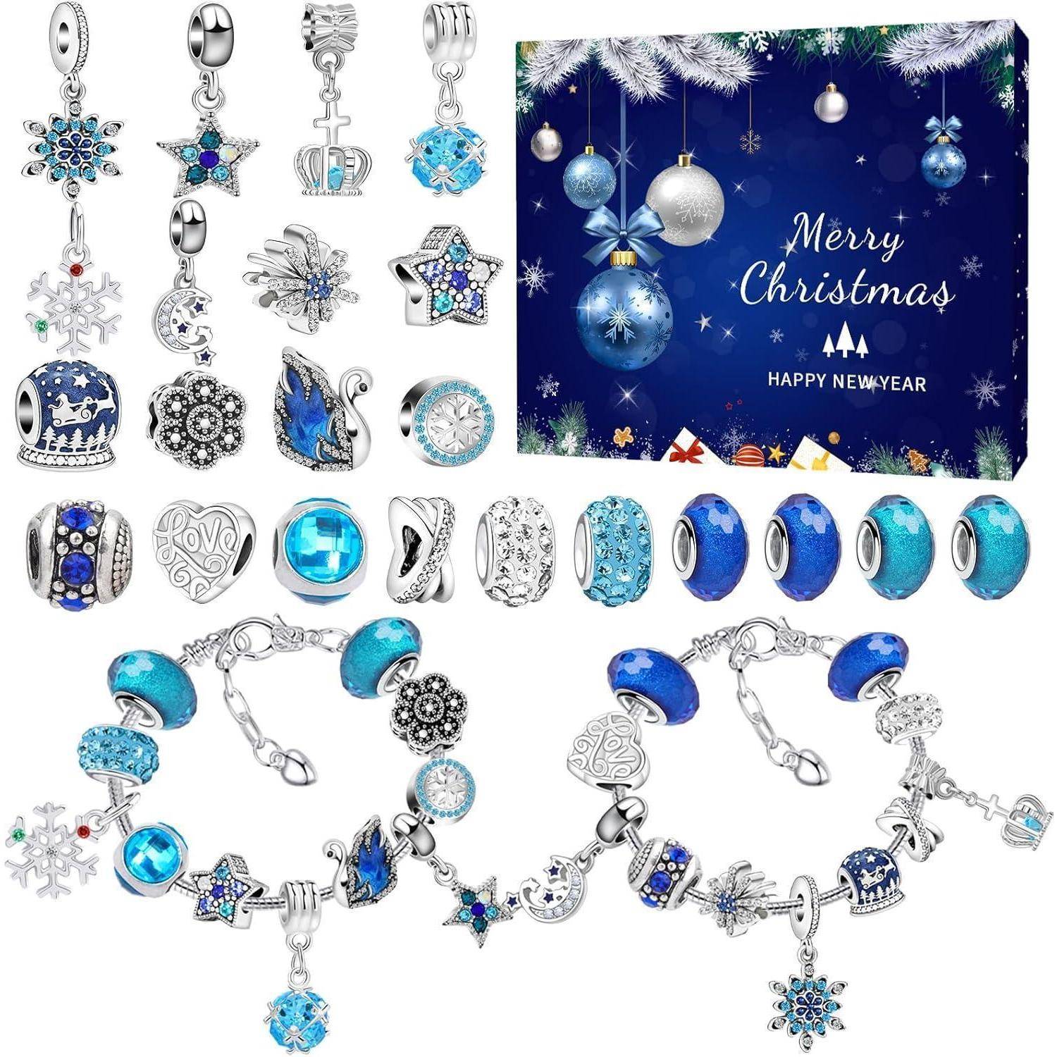 Eine Sammlung von blauen und silbernen Weihnachts-Charms und Armbändern mit einer festlichen Box, auf der 