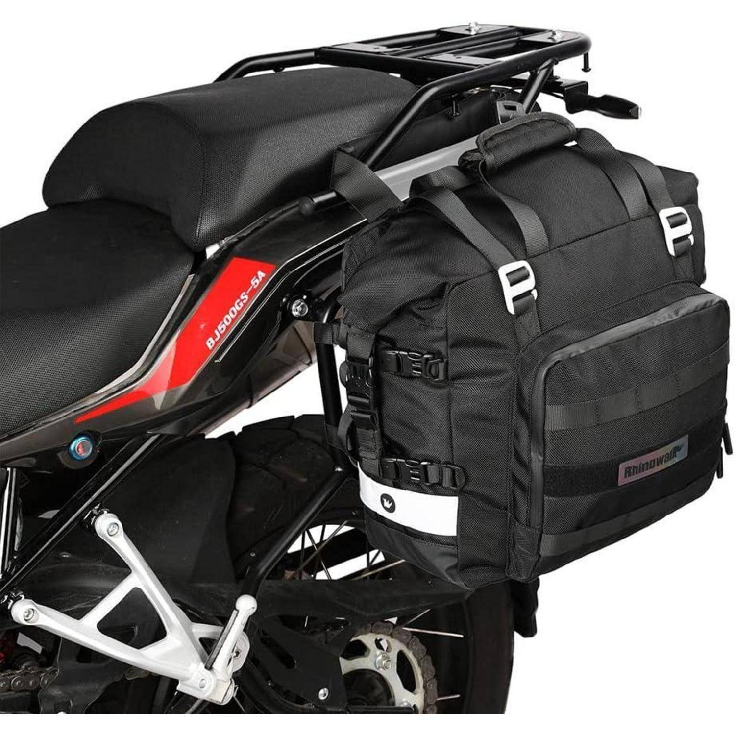 Motorrad von der Seite mit einer großen schwarzen Seitentasche, die angebracht ist. Die Tasche ist sicher befestigt und zeigt ausreichend Stauraum für Reiseausrüstung.