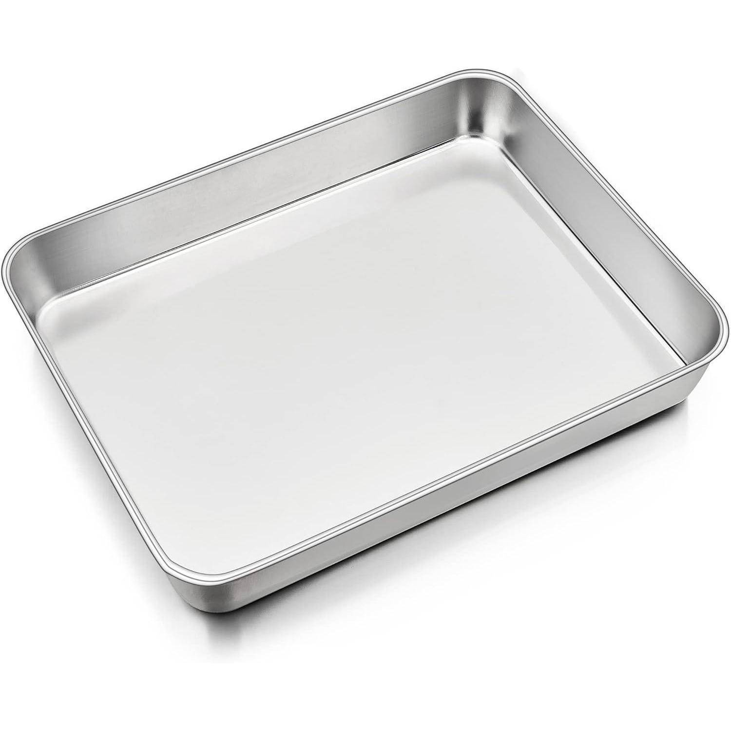 Ein rechteckiger Metallbackblech mit glänzender Oberfläche und leicht erhöhten Rändern, geeignet zum Braten oder Backen verschiedener Gerichte.
