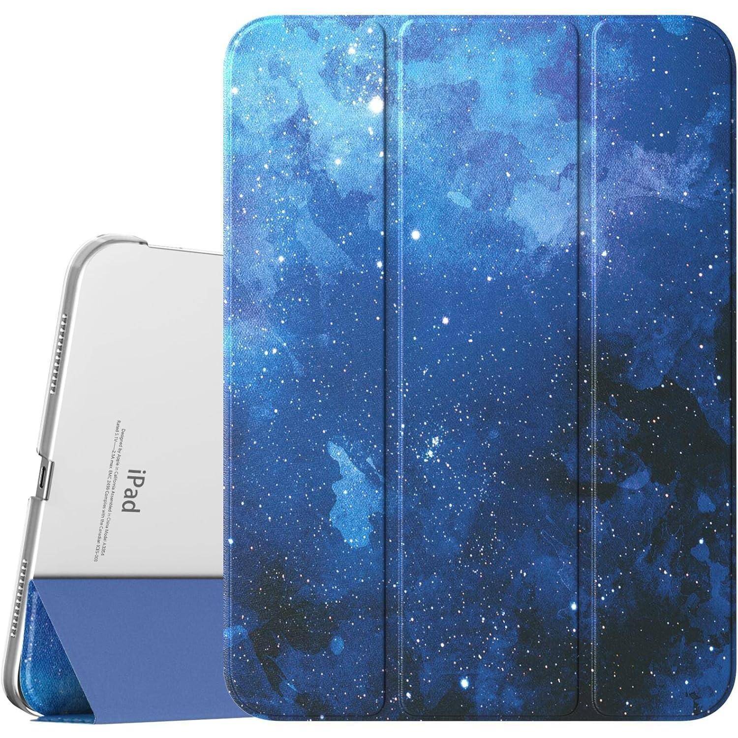 Eine blaue Tablettenhülle mit einem Galaxienmuster, das Sterne und Nebel zeigt und teilweise einen silbernen Tablet-Bildschirm verdeckt.