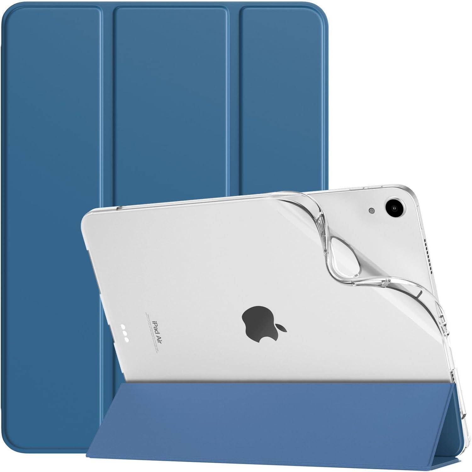 Eine blaue Tablet-Hülle, die zusammengefaltet ist, mit einem Tablet, das teilweise hineingesteckt ist, mit einem transparenten Rücken und dem Apple-Logo, in einer Ständerposition.
