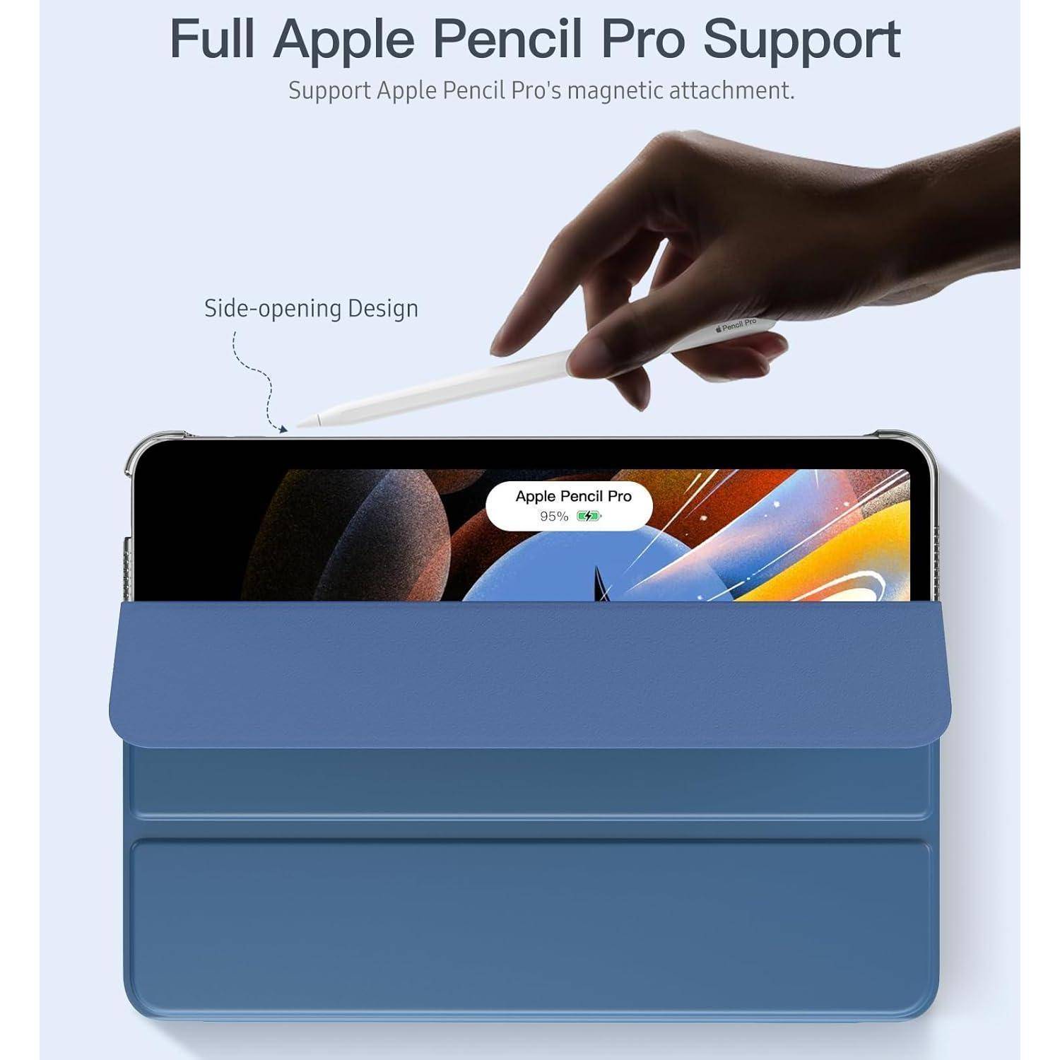 Eine Person legt einen Apple Pencil auf ein iPad in einem blauen Etui und demonstriert die „Vollständige Unterstützung des Apple Pencil Pro