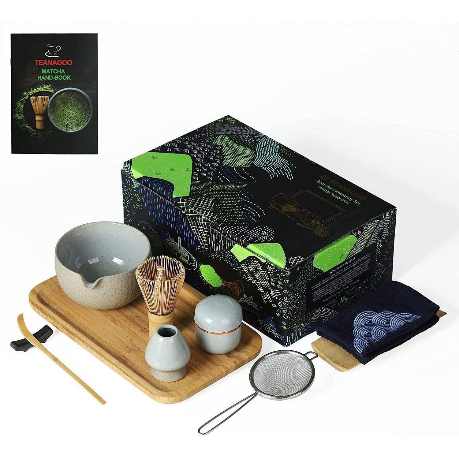 Matcha-Tee-Set mit Bambusbesen, Schale, Messlöffel, Sieb und Anleitung auf einem Holztablett, mit einer asiatisch gestalteten Verpackung.