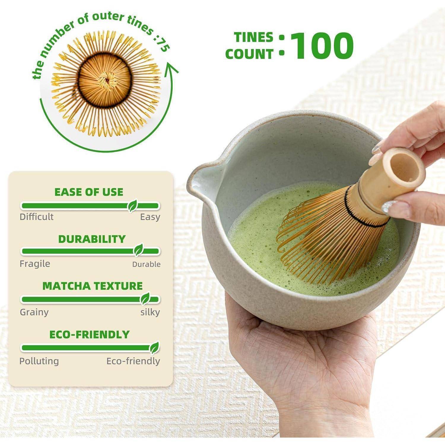 Eine Hand hält einen Bambuschquirl, der Matcha in einer Schale umrührt. Einblendungen zeigen Produkteigenschaften: einfach zu bedienen, langlebig, seidige Textur, umweltfreundlich. Der Timer zeigt 'Zeitanzahl: 100'.