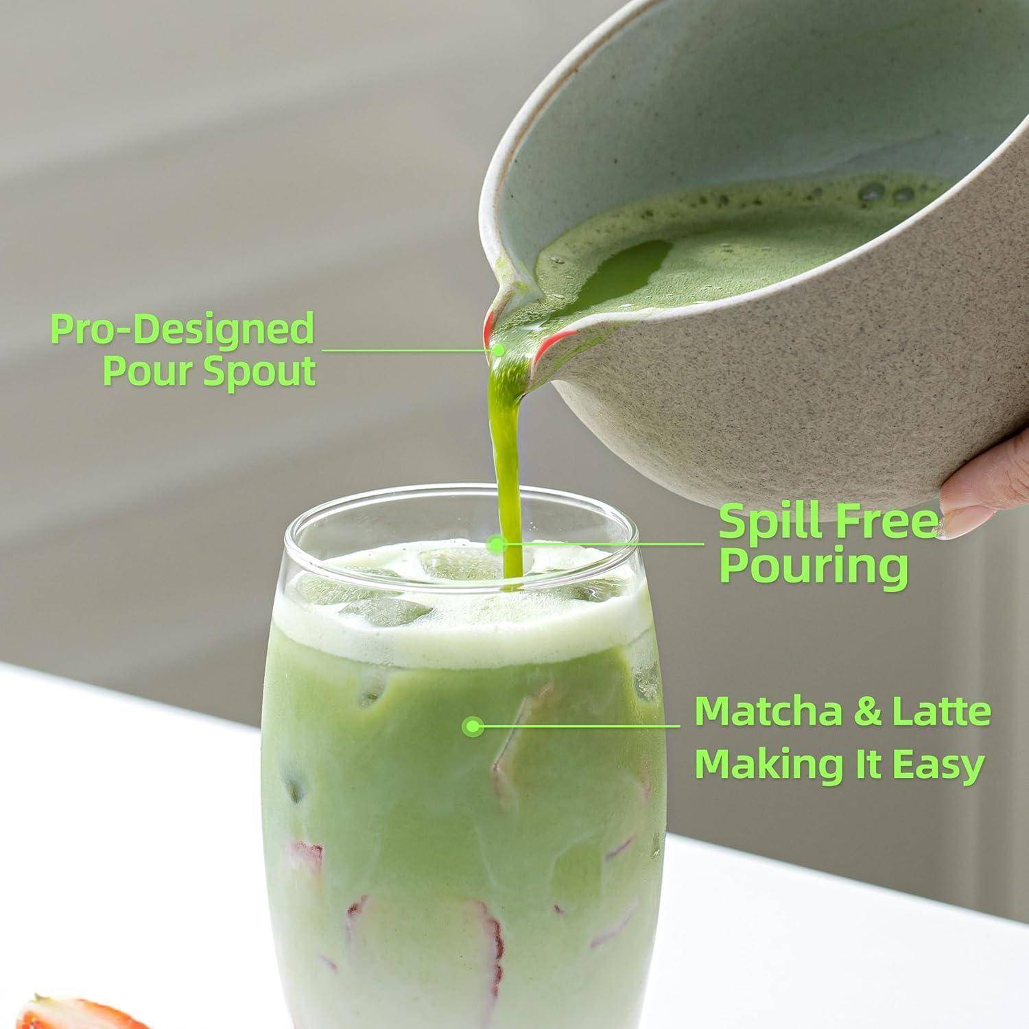 Eine Keramikkanne gießt einen grünen Matcha-Latte in ein Glas und zeigt ein tropffreies Design mit hervorgehobenem Text: ‚Pro-Designter Ausguss'.