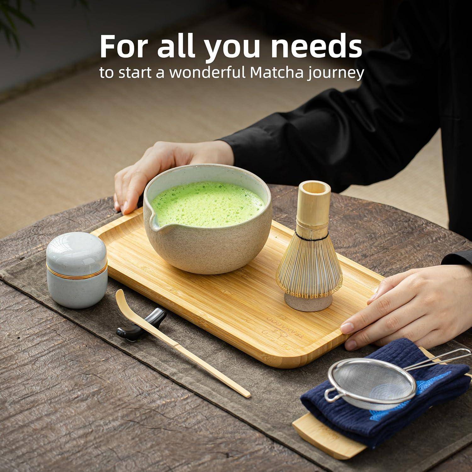 Eine Person bereitet Matcha-Tee mit traditionellen Utensilien auf einem Holztablett, mit dem Text „Für alle Ihre Bedürfnisse, um eine wundervolle Matcha-Reise zu beginnen