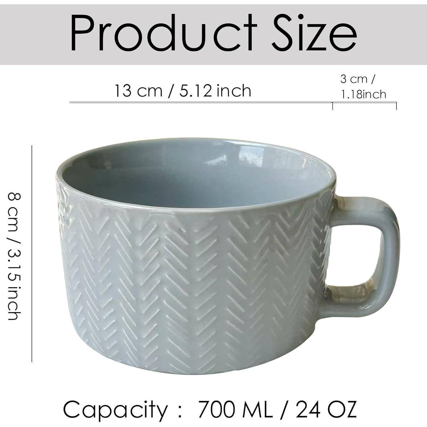 Weiße Keramiktasse mit Fischgrätenmuster. Abmessungen: 13 cm Durchmesser, 8 cm Höhe, 3 cm Griffbreite. Fassungsvermögen: 700 ml.