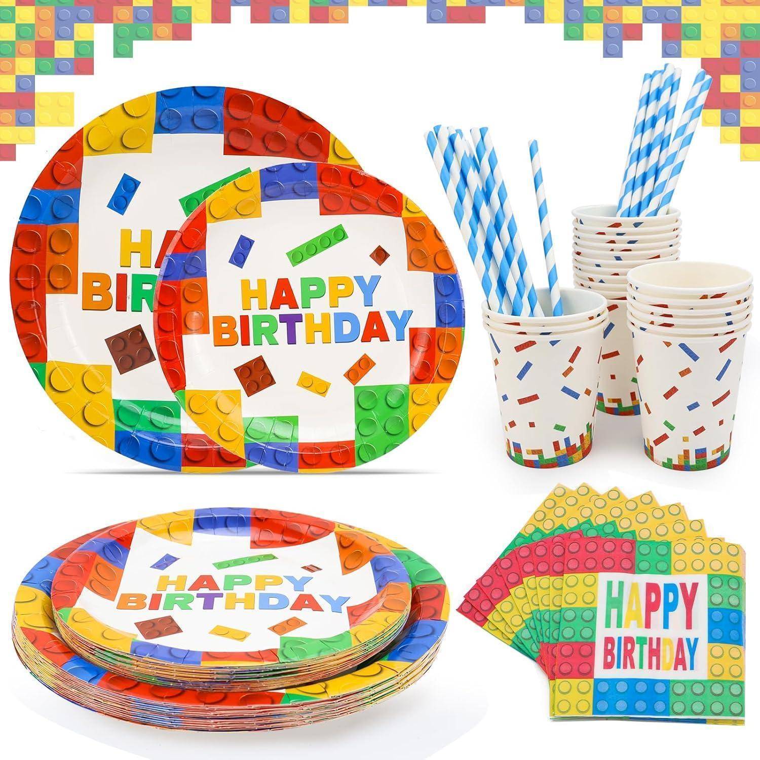 Farbenfrohe Tischgeschirr-Set mit dem Thema 'ALLES GUTE ZUM GEBURTSTAG', mit Lego-artigen Mustern auf Tellern, Bechern und Servietten. Enthält blau gestreifte Trinkhalme.