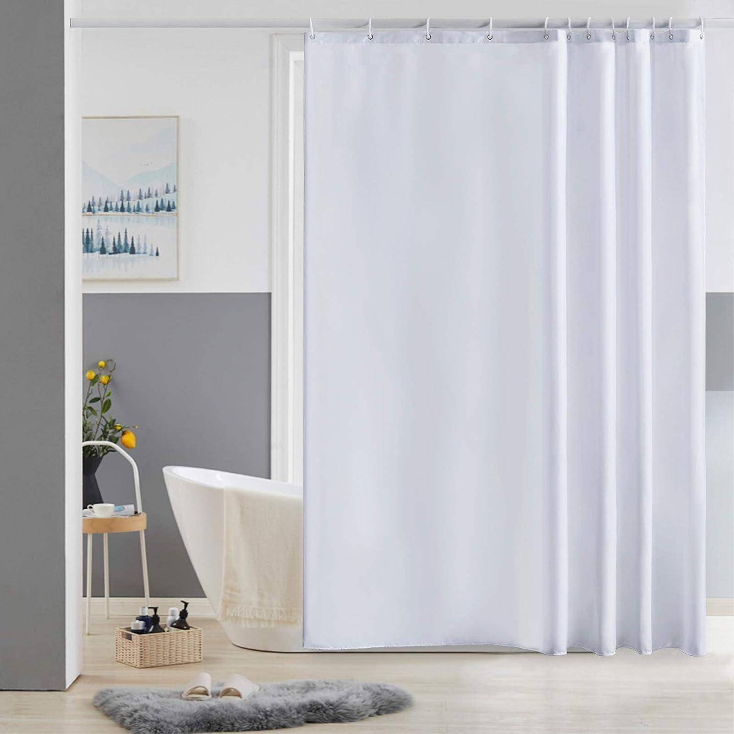 Badezimmerszene mit einem weißen Duschvorhang, einer freistehenden Badewanne und Pflanzen. Ein Korb steht auf einem Teppich, und ein Gemälde hängt an der Wand.