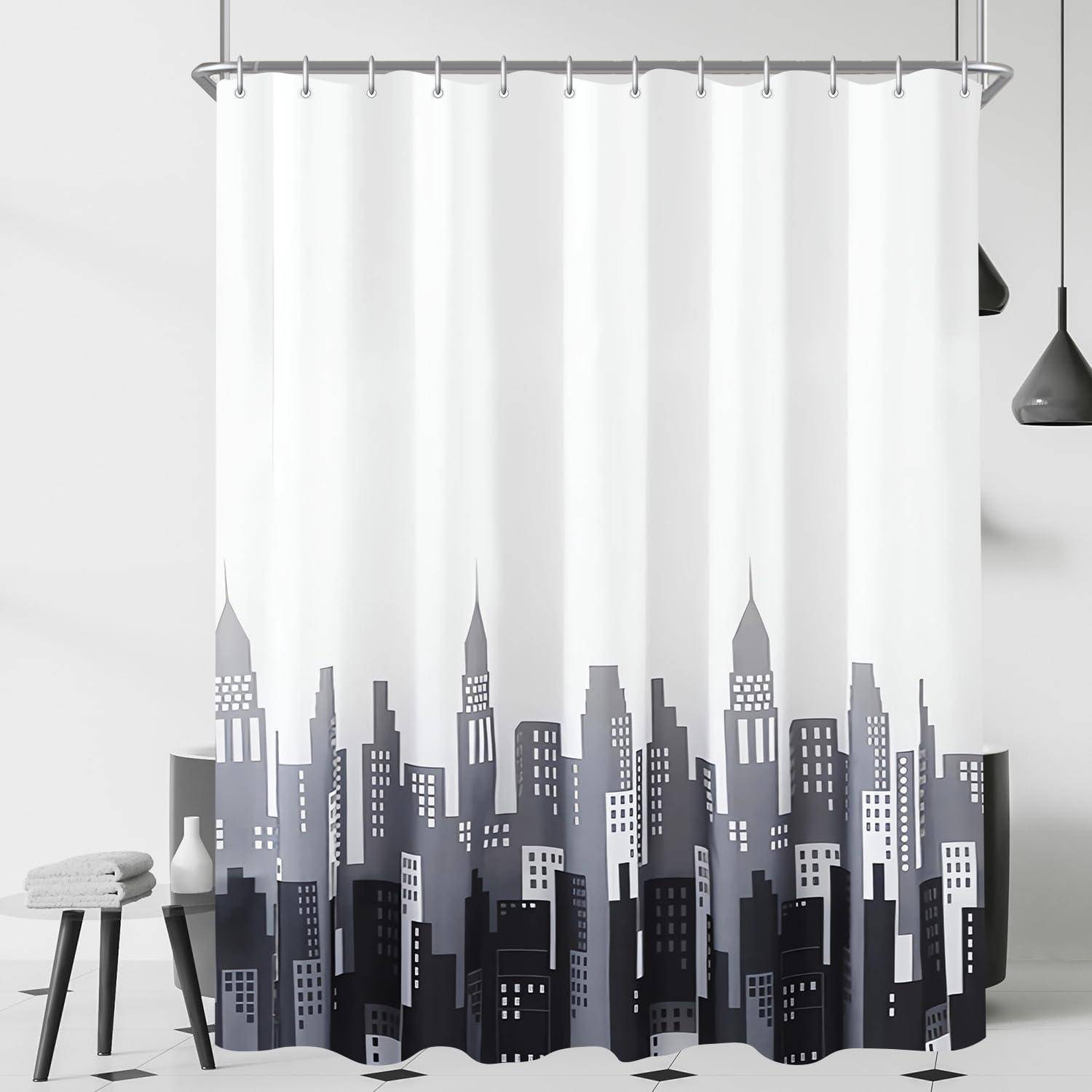 Ein Duschvorhang mit einem schwarz-grauen Stadtsilhouetten-Design, der Gebäude in unterschiedlichen Höhen auf weißem Hintergrund zeigt.