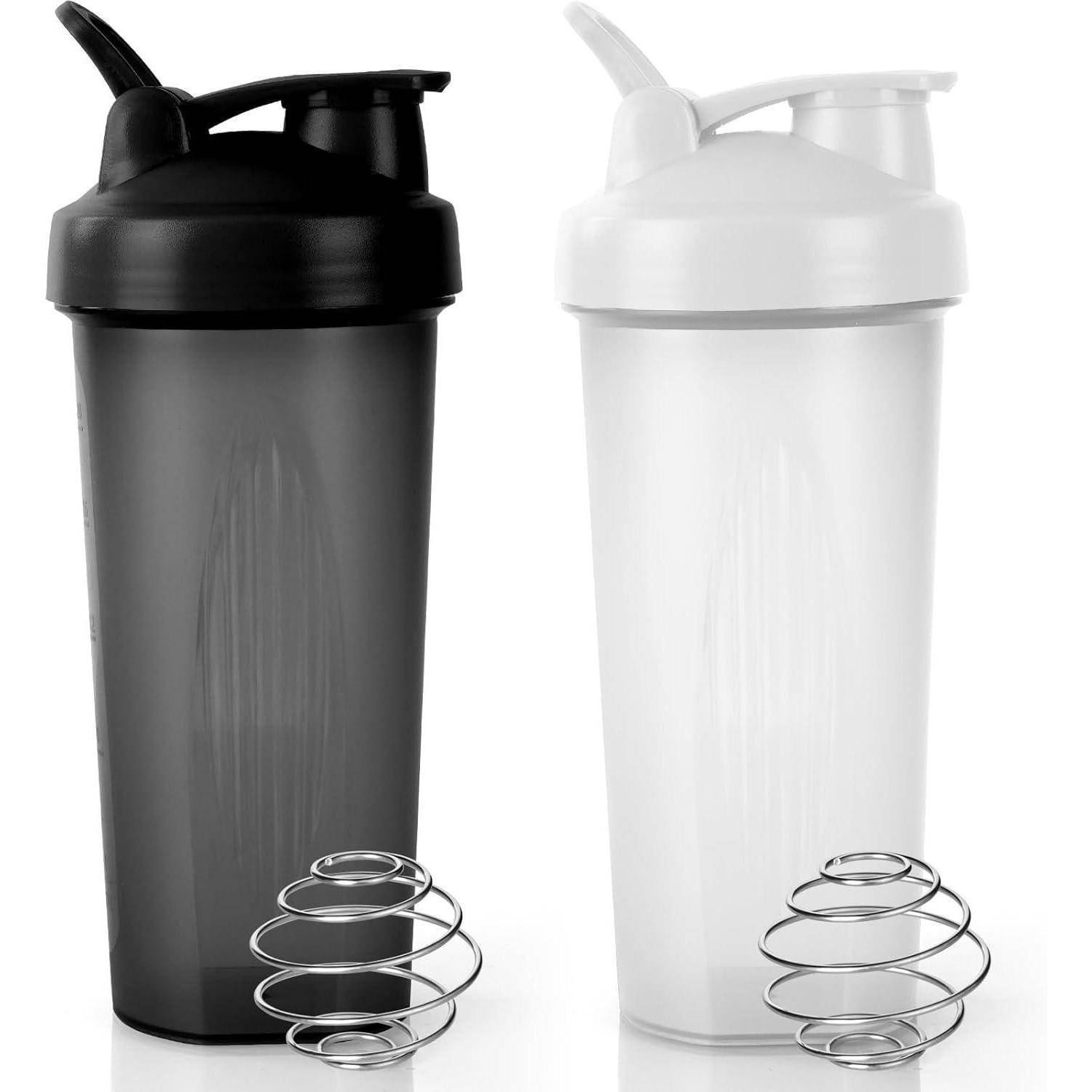 Zwei Protein-Shaker-Flaschen, eine schwarze und eine weiße, jeweils mit einer spiralförmigen Mischkugel davor. Die Flaschen haben Klappdeckel.