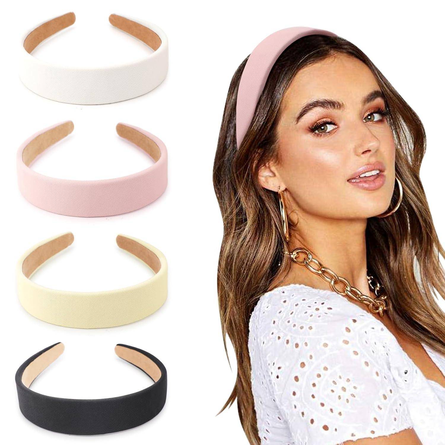 Eine Frau mit einem rosafarbenen gepolsterten Haarband und einer weißen bestickten Bluse. Links davon sind drei weitere Haarband in Weiß, Rosa und Creme.