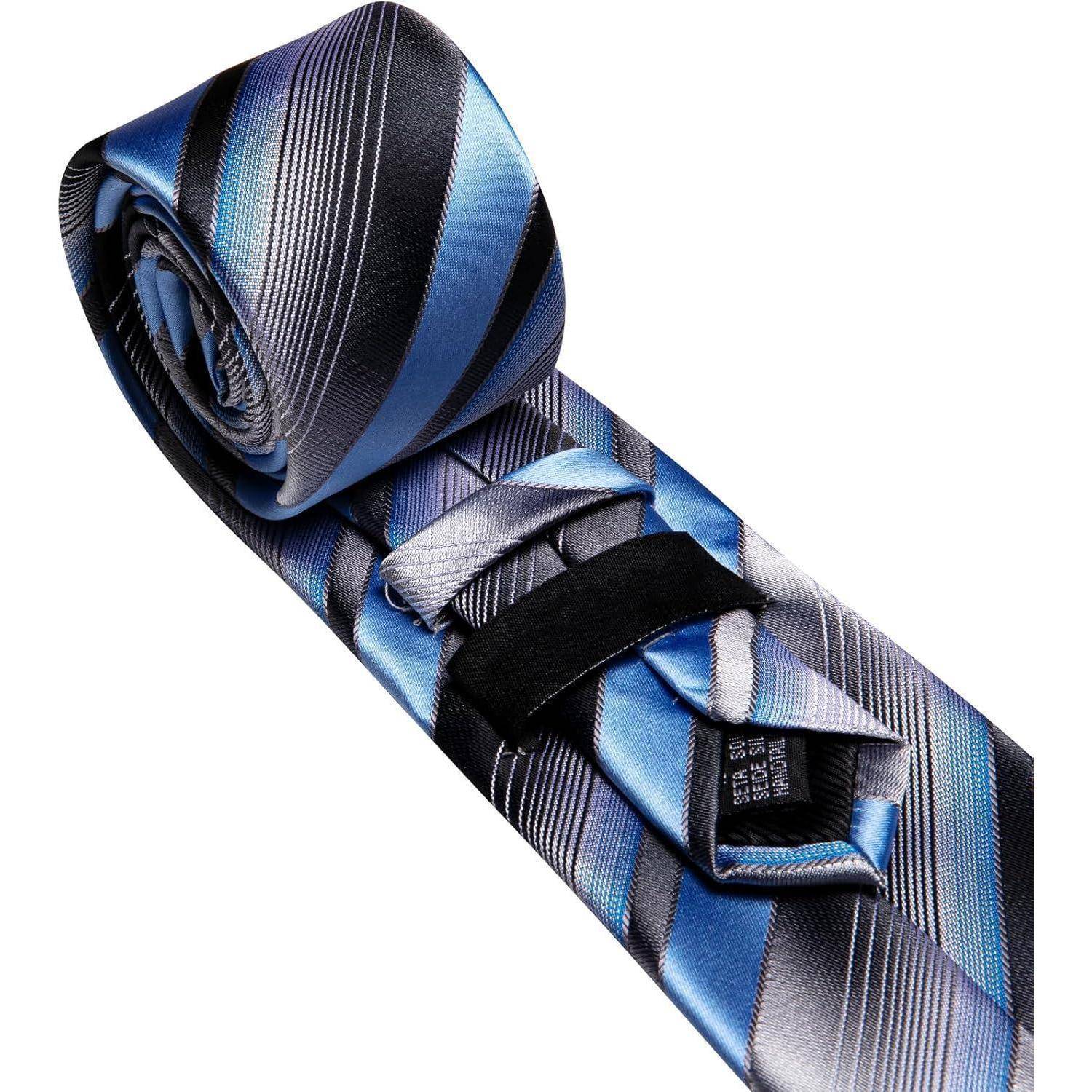 Eine aufgerollte Krawatte mit diagonalen Streifen in Blau, Schwarz und Silber.